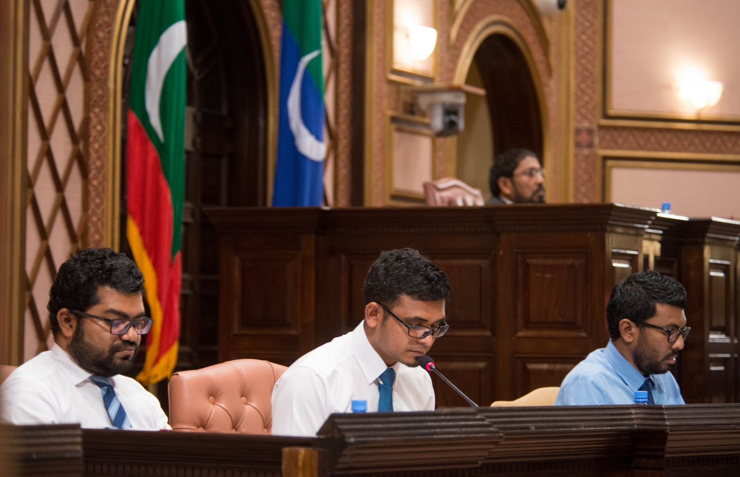 މިނިސްޓަރު މުނައްވަރު މިއަދު މަޖިލީހަށް ބަޖެޓު ހުށަހަޅުއްވައި ދެއްވަނީ. --- ފޮޓޯ: މަޖިލިސް