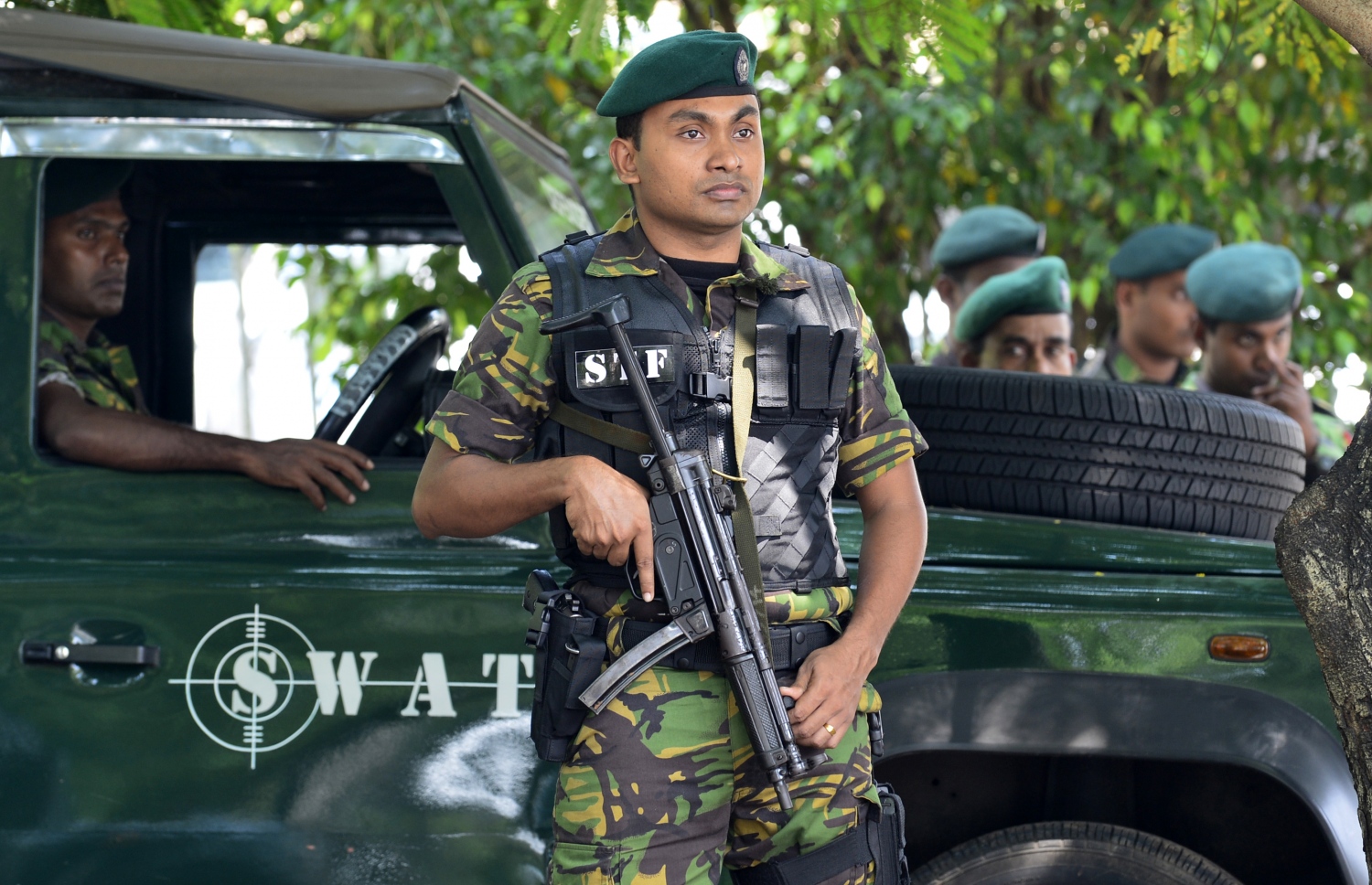 ސްރީ ލަންކާގެ ސުޕްރީމް ކޯޓު ހިމެނޭ ސަރަހައްދުގައި އެސްޓީއެފްގެ ސިފައިން ސަލާމަތީ ކަންކަން މިއަދު ބަލަހައްޓަނީ. --ފޮޓޯ:އޭއެފްޕީ