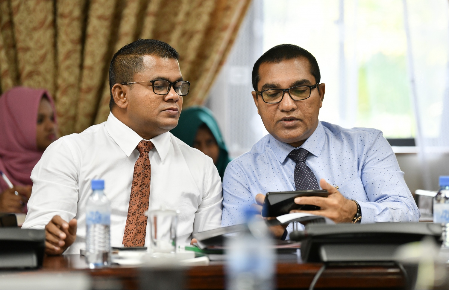ބަޖެޓް ދިރާސާކުރާ ކޮމިޓީގެ ފުރަތަމަ ބައްދަލުވުމުގައި މެމްބަރު އިބްރާހިމް ދީދީ އަދި މެމްބަރު ޝާހިދު ވާޙަކަ ދައްކަވަނީ.--ފޮޓޯ: ހުސައިން ވަހީދު/މިހާރު