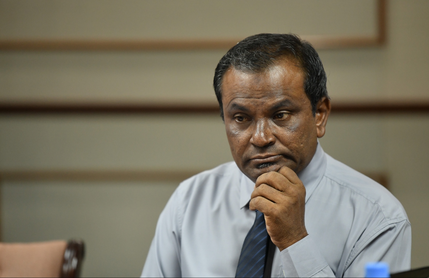 ބަޖެޓު ދިރާސާ ކުރާ ކޮމިޓީގެ އިއްޔެގެ ބައްދަލުވުމުގައި އާމިރު ބައިވެރިވެވަޑައިގަންނަވަނީ. --- ފޮޓޯ: ހުސެއިން ވަހީދު/ މިހާރު