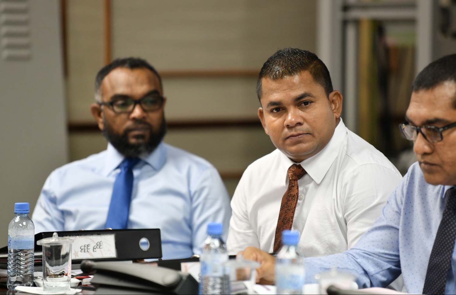 މަޖިލީހުގެ ކޮމެޓީއެއްގައި ހުޅުދޫ ދާއިރާގެ ކުރީގެ މެމްބަރު ޝާޑު (ކ) އާއި ޕީޕީއެމްގެ ކުރީގެ މެމްބަރު އަލީ އާރިފް ބައިވެރިވެވަޑައިގަންނަވަނީ