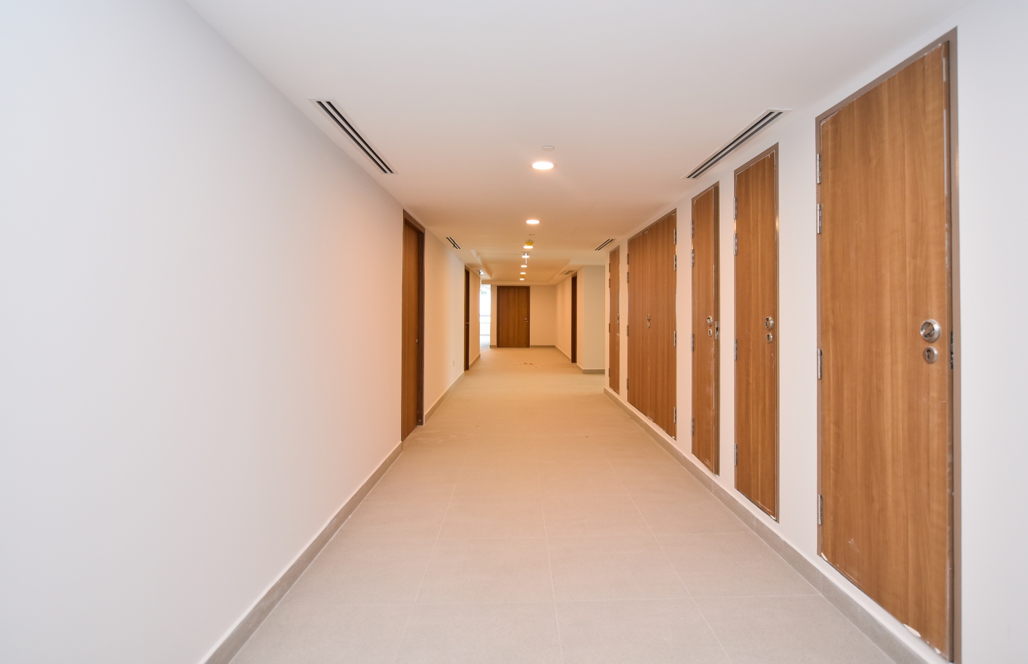 މާލެ: ނޮވެމްބަރު 14، 2018 - މާލޭގައި 25 ބުރިއަށް އިމާރާތްކޮށްފައިވާ ދަރުމަވަންތަ ހޮސްޕިޓަލްގައި މިހާރު ކުރިއަށް ދަނީ އެންމެ ފަހުގެ މަސައްކަތްތައް. އަންނަ އަހަރުގެ ކުރީކޮޅު ހުރިހާ މަސައްކަތެއް ނިމޭނެ ކަމަށް ހެލްތު މިނިސްޓަރު އަބްދުﷲ ނާޒިމް ވިދާޅުވި.---ފޮޓޯ: އަހުމަދު ނިޝާތު/މިހާރު