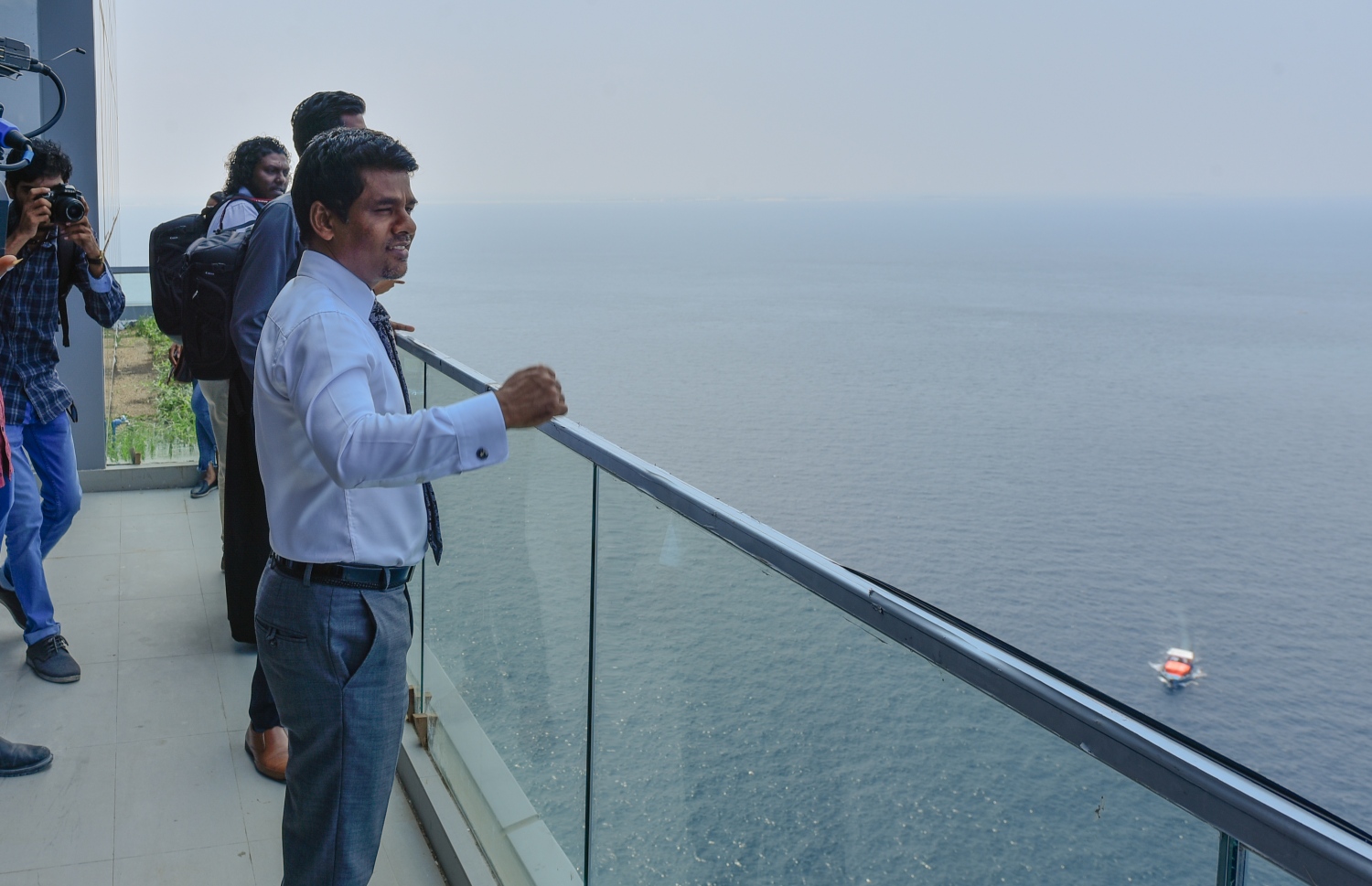 މާލެ: ނޮވެމްބަރު 14، 2018 - މާލޭގައި 25 ބުރިއަށް އިމާރާތްކޮށްފައިވާ ދަރުމަވަންތަ ހޮސްޕިޓަލްގައި މިހާރު ކުރިއަށް ދަނީ އެންމެ ފަހުގެ މަސައްކަތްތައް. އަންނަ އަހަރުގެ ކުރީކޮޅު ހުރިހާ މަސައްކަތެއް ނިމޭނެ ކަމަށް ހެލްތު މިނިސްޓަރު އަބްދުﷲ ނާޒިމް ވިދާޅުވި.---ފޮޓޯ: އަހުމަދު ނިޝާތު/މިހާރު