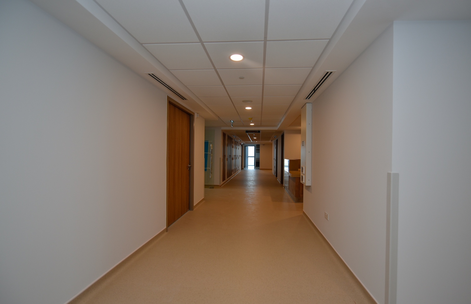 މާލެ: ނޮވެމްބަރު 14، 2018 - މާލޭގައި 25 ބުރިއަށް އިމާރާތްކޮށްފައިވާ ދަރުމަވަންތަ ހޮސްޕިޓަލްގައި މިހާރު ކުރިއަށް ދަނީ އެންމެ ފަހުގެ މަސައްކަތްތައް. އަންނަ އަހަރުގެ ކުރީކޮޅު ހުރިހާ މަސައްކަތެއް ނިމޭނެ ކަމަށް ހެލްތު މިނިސްޓަރު އަބްދުﷲ ނާޒިމް ވިދާޅުވި.---ފޮޓޯ: އަހުމަދު ނިޝާތު/މިހާރު