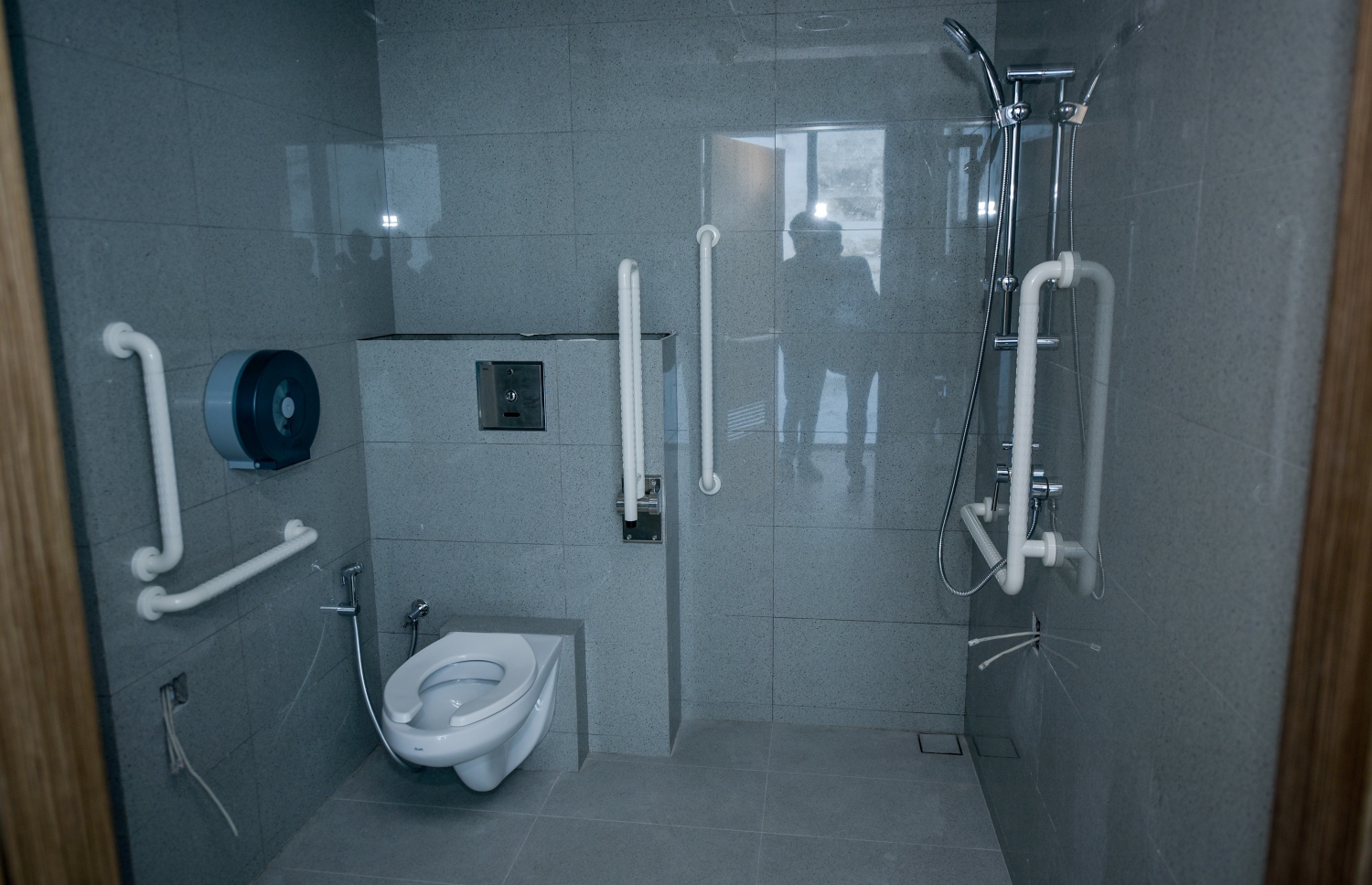 މާލެ: ނޮވެމްބަރު 14، 2018 - މާލޭގައި 25 ބުރިއަށް އިމާރާތްކޮށްފައިވާ ދަރުމަވަންތަ ހޮސްޕިޓަލްގައި މިހާރު ކުރިއަށް ދަނީ އެންމެ ފަހުގެ މަސައްކަތްތައް. އަންނަ އަހަރުގެ ކުރީކޮޅު ހުރިހާ މަސައްކަތެއް ނިމޭނެ ކަމަށް ހެލްތު މިނިސްޓަރު އަބްދުﷲ ނާޒިމް ވިދާޅުވި.---ފޮޓޯ: އަހުމަދު ނިޝާތު/މިހާރު