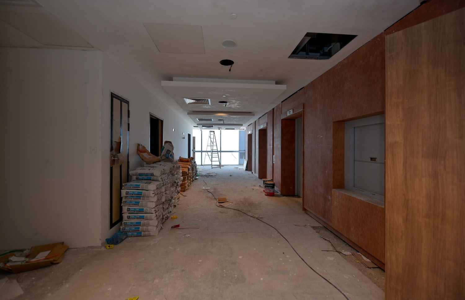 މާލެ: ނޮވެމްބަރު 14، 2018 - މާލޭގައި 25 ބުރިއަށް އިމާރާތްކޮށްފައިވާ ދަރުމަވަންތަ ހޮސްޕިޓަލްގައި މިހާރު ކުރިއަށް ދަނީ އެންމެ ފަހުގެ މަސައްކަތްތައް. އަންނަ އަހަރުގެ ކުރީކޮޅު ހުރިހާ މަސައްކަތެއް ނިމޭނެ ކަމަށް ހެލްތު މިނިސްޓަރު އަބްދުﷲ ނާޒިމް ވިދާޅުވި.---ފޮޓޯ: އަހުމަދު ނިޝާތު/މިހާރު