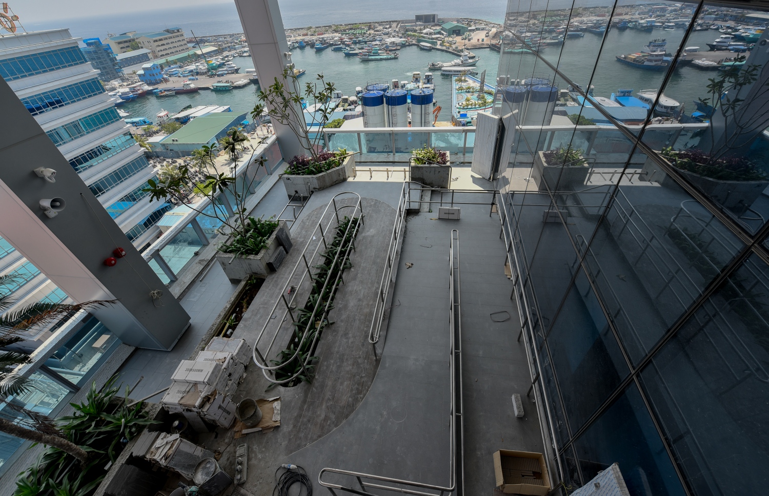 މާލެ: ނޮވެމްބަރު 14، 2018 - މާލޭގައި 25 ބުރިއަށް އިމާރާތްކޮށްފައިވާ ދަރުމަވަންތަ ހޮސްޕިޓަލްގައި މިހާރު ކުރިއަށް ދަނީ އެންމެ ފަހުގެ މަސައްކަތްތައް. އަންނަ އަހަރުގެ ކުރީކޮޅު ހުރިހާ މަސައްކަތެއް ނިމޭނެ ކަމަށް ހެލްތު މިނިސްޓަރު އަބްދުﷲ ނާޒިމް ވިދާޅުވި.---ފޮޓޯ: އަހުމަދު ނިޝާތު/މިހާރު