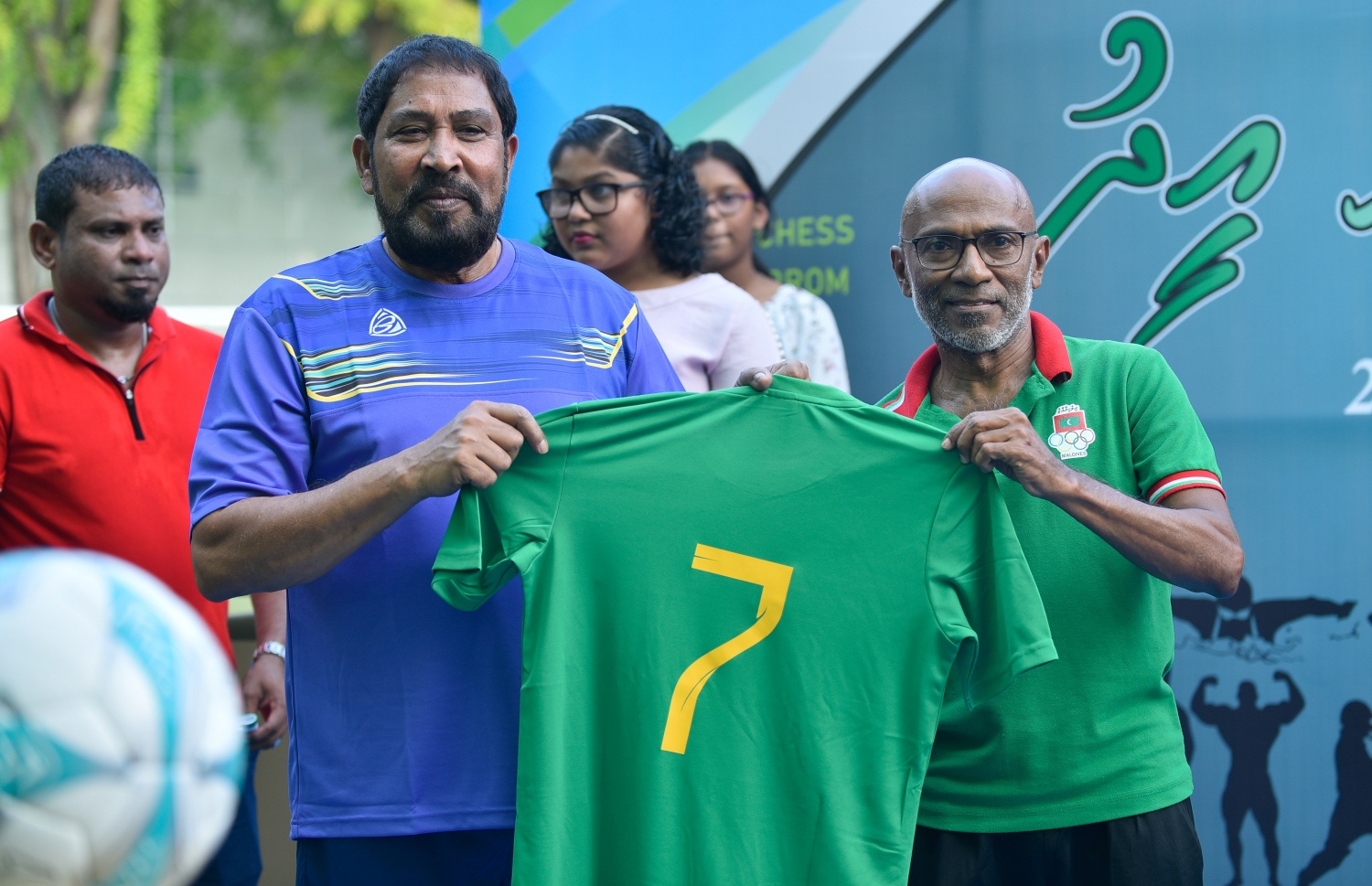 މާލެ: ނޮވެމްބަރު 14، 2018- އިބްރާހިމް މުހައްމަދު ސޯލިހް (އިބޫ) ރިޔާސީ އިންތިޚާބު ކާމިޔާބު ކުރައްވައި ސަރުކާރާ ހަވާލުވެ ވަޑައިގަތުމުގެ އުފާ ފާޅުކުރުމުގެ ގޮތުން ބާއްވާ ''ދުޅަހެޔޮ ހަށިހެޔޮ އީދު'' ކުޅިވަރު ފެސްޓިވަލް ފެށުމުގެ ގޮތުން ބޭއްވި ފަރިތަކުރުންތަކުގައި އިދިކޮޅު ކޯލިޝަންގެ އިސް ބޭފުޅުން ބައިވެރިވެ ވަޑައިގަންނަވަނީ. ---ފޮޓޯ: އަހުމަދު ނިޝާތު/މިހާރު