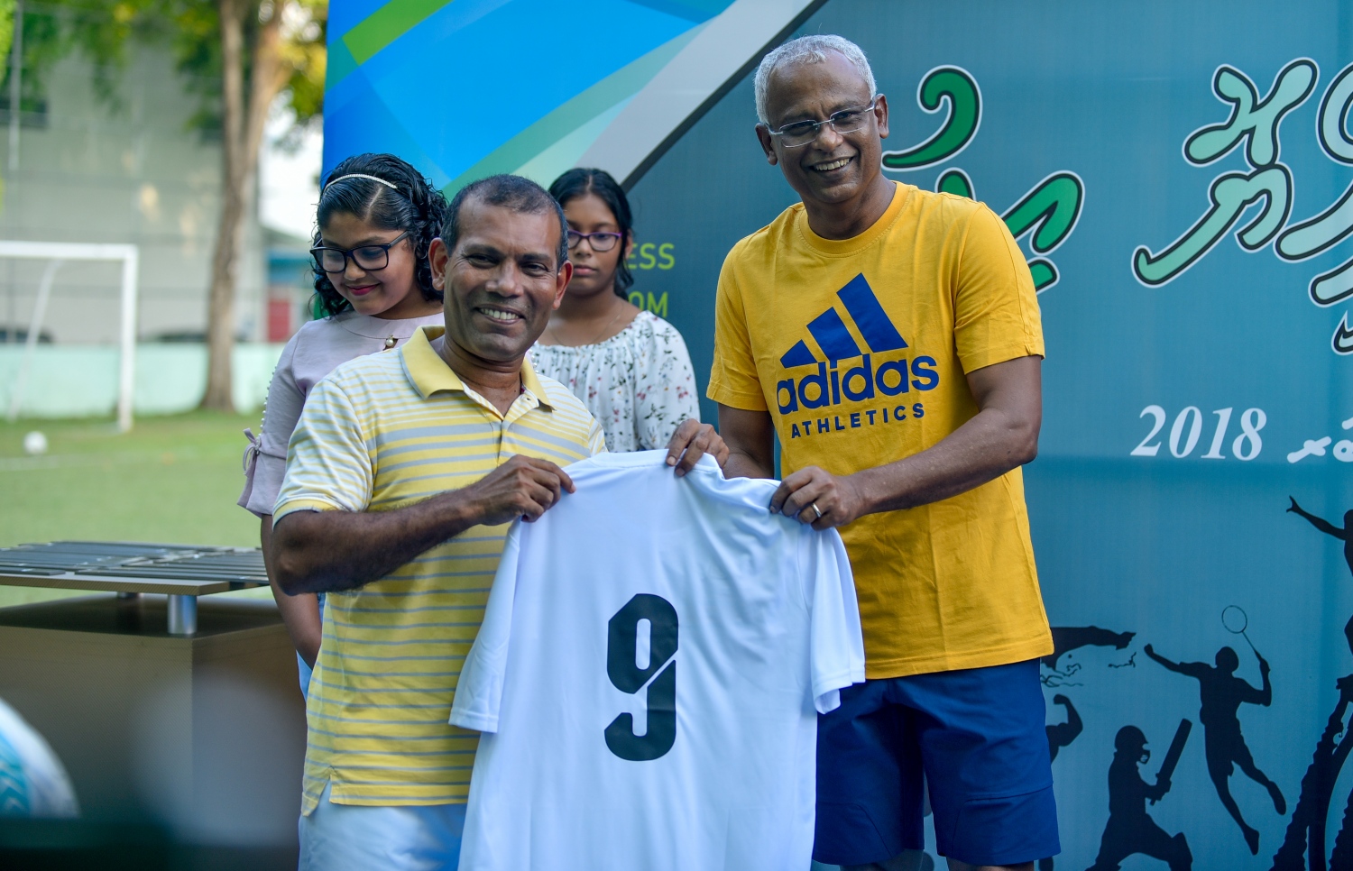 މާލެ: ނޮވެމްބަރު 14، 2018- އިބްރާހިމް މުހައްމަދު ސޯލިހް (އިބޫ) ރިޔާސީ އިންތިޚާބު ކާމިޔާބު ކުރައްވައި ސަރުކާރާ ހަވާލުވެ ވަޑައިގަތުމުގެ އުފާ ފާޅުކުރުމުގެ ގޮތުން ބާއްވާ ''ދުޅަހެޔޮ ހަށިހެޔޮ އީދު'' ކުޅިވަރު ފެސްޓިވަލް ފެށުމުގެ ގޮތުން ބޭއްވި ފަރިތަކުރުންތަކުގައި އިބޫ އާއި ކުރީގެ ރައީސް މުހައްމަދު ނަޝީދު---ފޮޓޯތައް: އަހުމަދު ނިޝާތު/މިހާރު