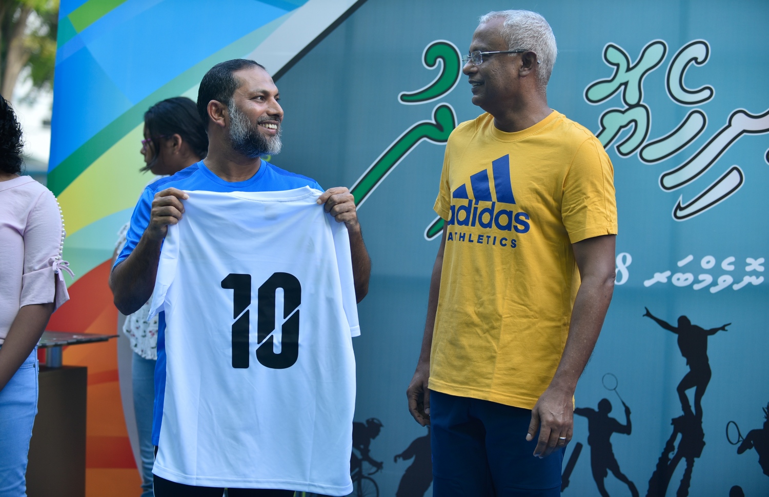 މާލެ: ނޮވެމްބަރު 14، 2018- އިބްރާހިމް މުހައްމަދު ސޯލިހް (އިބޫ) ރިޔާސީ އިންތިޚާބު ކާމިޔާބު ކުރައްވައި ސަރުކާރާ ހަވާލުވެ ވަޑައިގަތުމުގެ އުފާ ފާޅުކުރުމުގެ ގޮތުން ބާއްވާ ''ދުޅަހެޔޮ ހަށިހެޔޮ އީދު'' ކުޅިވަރު ފެސްޓިވަލް ފެށުމުގެ ގޮތުން ބޭއްވި ފަރިތަކުރުންތަކުގައި އިދިކޮޅު ކޯލިޝަންގެ އިސް ބޭފުޅުން ބައިވެރިވެ ވަޑައިގަންނަވަނީ. ---ފޮޓޯ: އަހުމަދު ނިޝާތު/މިހާރު