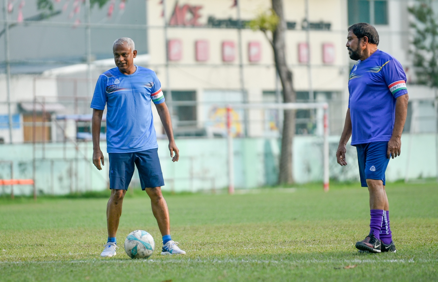 މާލެ: ނޮވެމްބަރު 14، 2018- އިބްރާހިމް މުހައްމަދު ސޯލިހް (އިބޫ) ރިޔާސީ އިންތިޚާބު ކާމިޔާބު ކުރައްވައި ސަރުކާރާ ހަވާލުވެ ވަޑައިގަތުމުގެ އުފާ ފާޅުކުރުމުގެ ގޮތުން ބާއްވާ ''ދުޅަހެޔޮ ހަށިހެޔޮ އީދު'' ކުޅިވަރު ފެސްޓިވަލް ފެށުމުގެ ގޮތުން ބޭއްވި ފަރިތަކުރުންތަކުގައި އިބޫ އާއި ޖުމްހޫރީ ޕާޓީގެ ލީޑަރު ގާސިމް އިބްރާހިމް ބައިވެރިވެ ވަޑައިގަންނަވަނީ. ---ފޮޓޯތަށް: އަހުމަދު ނިޝާތު/މިހާރު