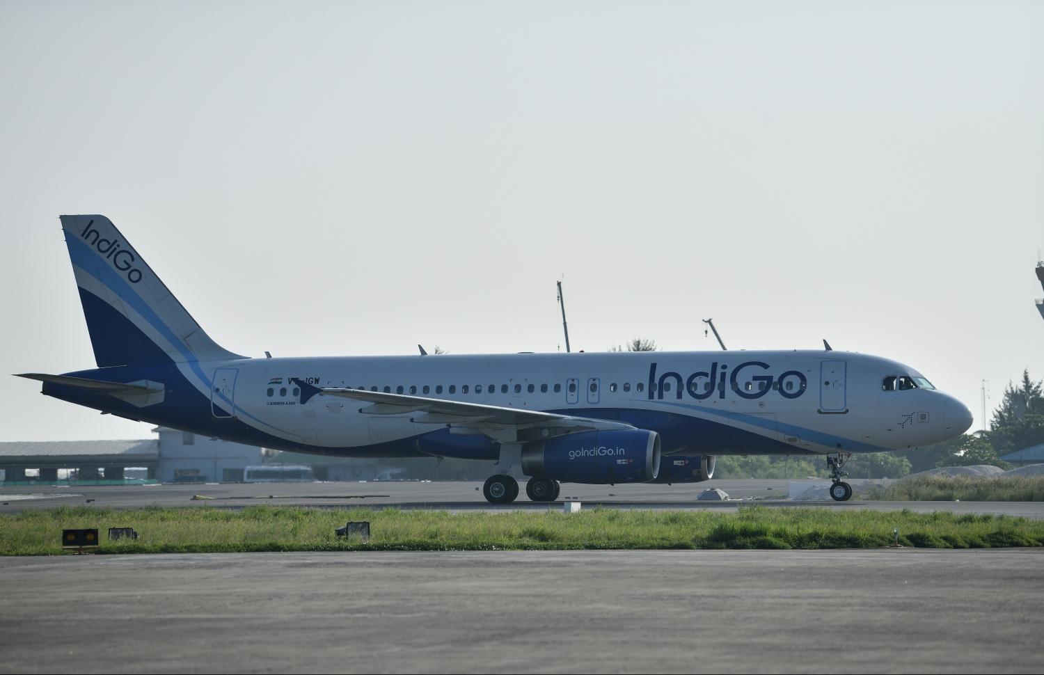 ވެލާނާ އިންޓަނޭޝަނަލް އެއާޕޯޓް: ނޮވެމްބަރު 15، 2018- އިންޑިއާގެ މަގުބޫލު އެއާލައިނެއް ކަމަށްވާ އިންޑިގޯގެ ދަތުރުތައް ރަސްމީކޮށް ރާއްޖެއަށް ފެށުމުގެ ގޮތުން ފުރަތަމަ މަތިންދާބޯޓު ކޮޗިންއިން ވެލާނާ އިންޓަނޭޝަނަލް އެއާޕޯޓަށް ޖައްސަނީ.---ފޮޓޯ: ހުސައިން ވަހީދު/މިހާރު