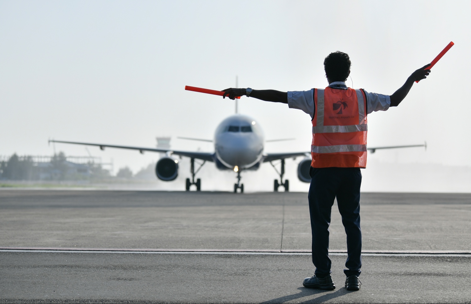 ވެލާނާ އިންޓަނޭޝަނަލް އެއާޕޯޓް: ނޮވެމްބަރު 15، 2018- އިންޑިއާގެ މަގުބޫލު އެއާލައިނެއް ކަމަށްވާ އިންޑިގޯގެ ދަތުރުތައް ރަސްމީކޮށް ރާއްޖެއަށް ފެށުމުގެ ގޮތުން ފުރަތަމަ މަތިންދާބޯޓު ކޮޗިންއިން ވެލާނާ އިންޓަނޭޝަނަލް އެއާޕޯޓަށް ޖެއްސުމަށްފަހު ކައިރިކުރާއިރު އެއާޕޯޓް ޓްރެފިކް ބަލަހައްޓާ މުވައްޒަފަކު ޕައިލެޓުންނަށް އިރުޝާދުދެނީ.---ފޮޓޯ: ހުސައިން ވަހީދު/މިހާރު