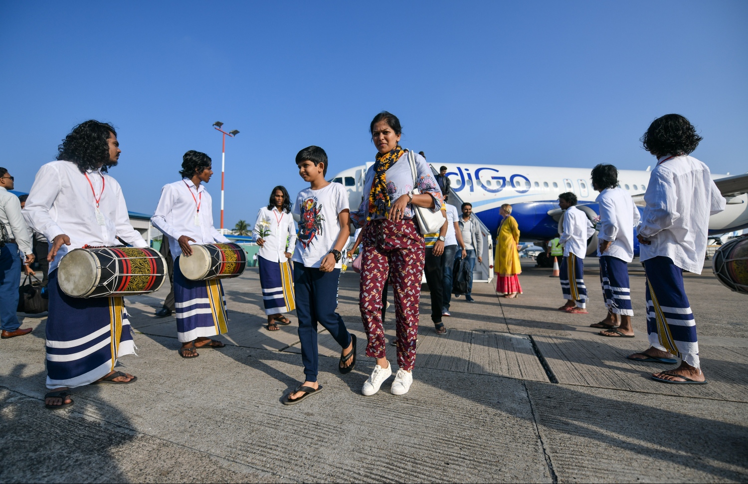 ވެލާނާ އިންޓަނޭޝަނަލް އެއާޕޯޓް: ނޮވެމްބަރު 15، 2018- އިންޑިއާގެ މަގުބޫލު އެއާލައިނެއް ކަމަށްވާ އިންޑިގޯގެ ދަތުރުތައް ރަސްމީކޮށް ރާއްޖެއަށް ފެށުމުގެ ގޮތުން ފުރަތަމަ މަތިންދާބޯޓު ކޮޗިންއިން ވެލާނާ އިންޓަނޭޝަނަލް އެއާޕޯޓަށް ޖެއްސުމަށްފަހު ބޯޓުގެ ދަތުރުވެރިން ފައިބާއިރު ބޮޑުބެރުގެ ހަރަކާތަކާއެކު އެމީހުންނަށް މަރުހަބާ ކިޔަނީ.---ފޮޓޯ: ހުސައިން ވަހީދު/މިހާރު