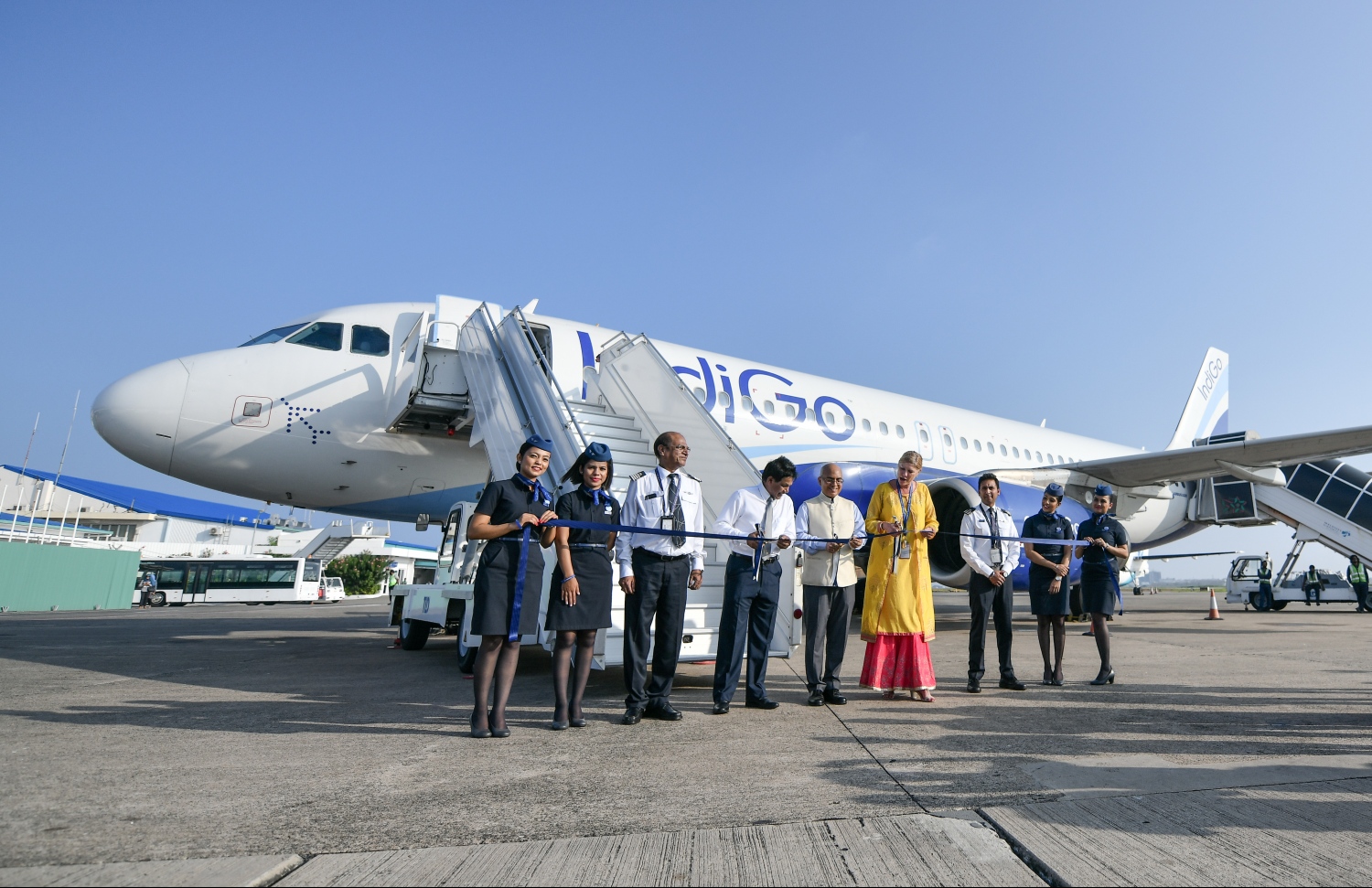 ވެލާނާ އިންޓަނޭޝަނަލް އެއާޕޯޓް: ނޮވެމްބަރު 15، 2018- އިންޑިއާގެ މަގުބޫލު އެއާލައިނެއް ކަމަށްވާ އިންޑިގޯގެ ދަތުރުތައް ރަސްމީކޮށް ރާއްޖެއަށް ފެށުމުގެ ގޮތުން ފުރަތަމަ މަތިންދާބޯޓު ކޮޗިންއިން ވެލާނާ އިންޓަނޭޝަނަލް އެއާޕޯޓަށް ޖެއްސުމަށްފަހު ބޯޓުގެ ކްރޫ އަދި ހަފްލާގެ ޝަރަފުވެރިން އެކުގައި ބޯޓު ކައިރީގައި އިންޑިގޯގެ ދަތުރުތަށް އިފްތިތާހުކުރުމުގެ ރިބަން ކަނޑަނީ.---ފޮޓޯ: ހުސައިން ވަހީދު/މިހާރު