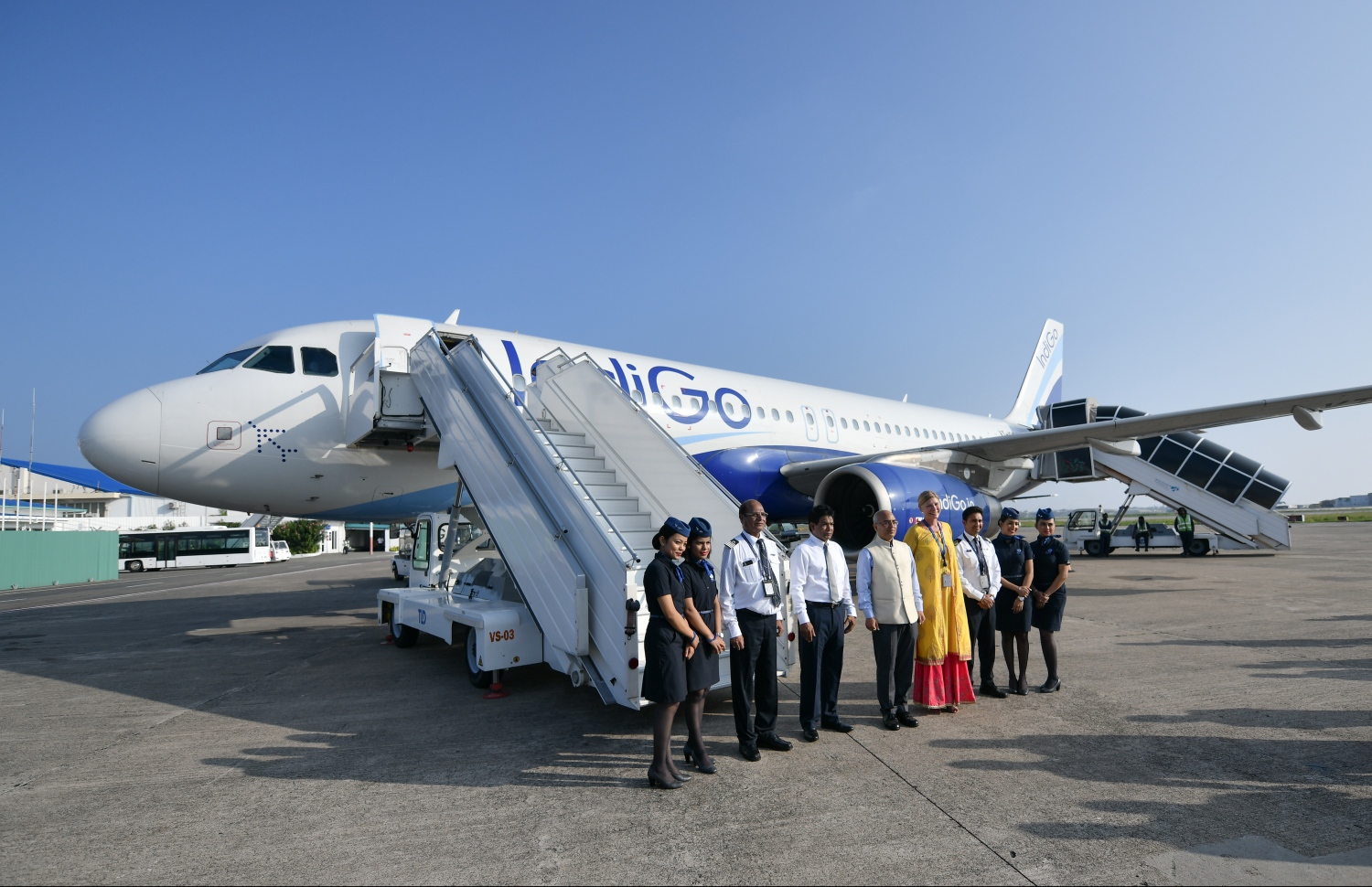 ވެލާނާ އިންޓަނޭޝަނަލް އެއާޕޯޓް: ނޮވެމްބަރު 15، 2018- އިންޑިއާގެ މަގުބޫލު އެއާލައިނެއް ކަމަށްވާ އިންޑިގޯގެ ދަތުރުތައް ރަސްމީކޮށް ރާއްޖެއަށް ފެށުމުގެ ގޮތުން ފުރަތަމަ މަތިންދާބޯޓު ކޮޗިންއިން ވެލާނާ އިންޓަނޭޝަނަލް އެއާޕޯޓަށް ޖެއްސުމަށްފަހު ބޯޓުގެ ކްރޫ އަދި ހަފްލާގެ ޝަރަފުވެރިން އެކުގައި ބޯޓު ކައިރީގައި ފޮޓޯއަކަށް ހުއްޓިގެން.---ފޮޓޯ: ހުސައިން ވަހީދު/މިހާރު