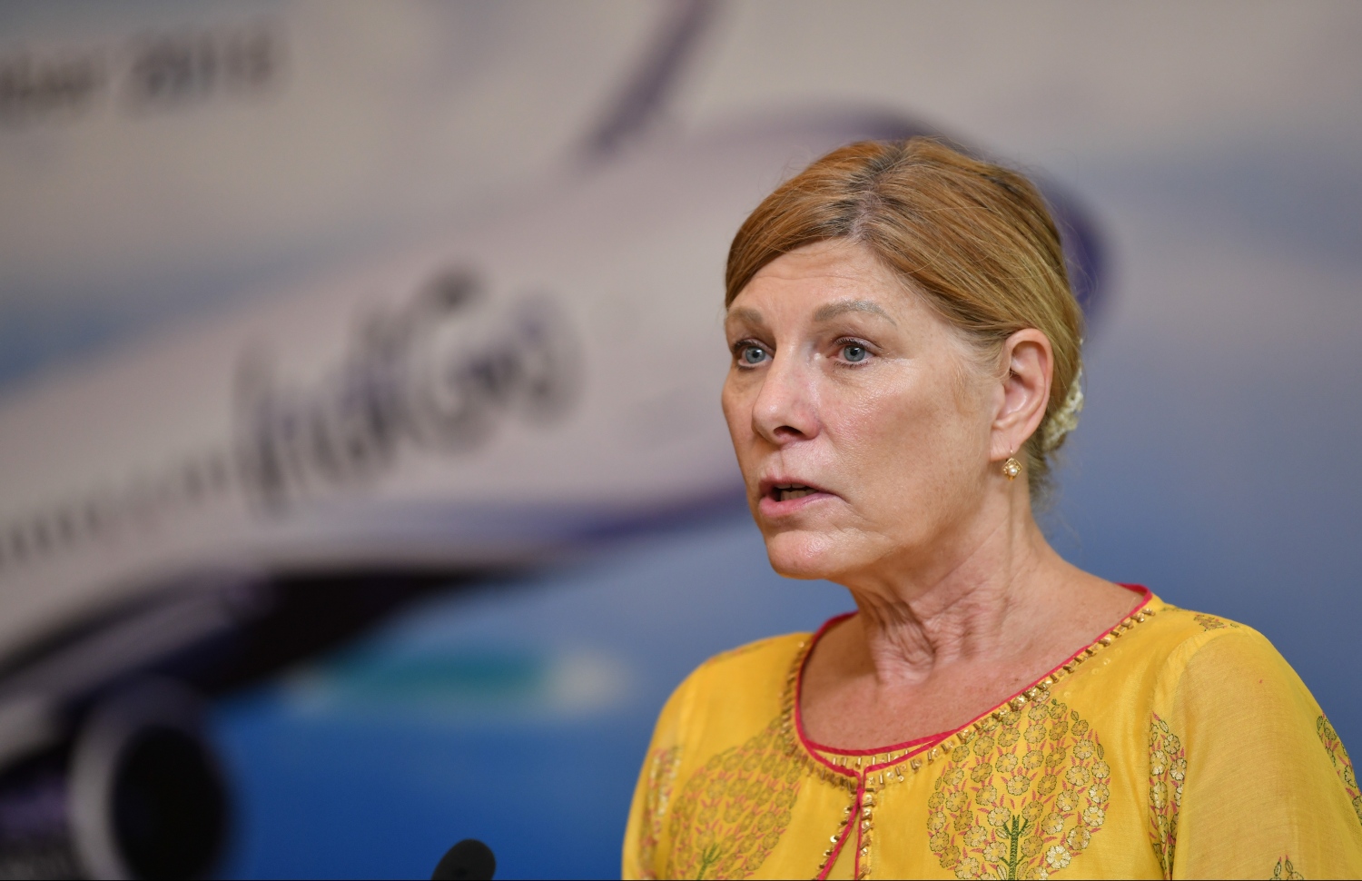 އިންޑިއާގެ "އިންޑިގޯ" ގެ ދަތުރުތައް ރާއްޖެ ފެށުމަށް ވެލާނާ އިންޓަނޭޝަނަލް އެއާޕޯޓުގައި ބޭއްވި ރަސްމިއްޔާތުގައި އެ އެއާލައިންގެ ނައިބ ރައީސް ސީންތިއާ ކްރެބިލް ވާހަކަދައްކަވަނީ.-- ފޮޓޯ: ހުސެއިން ވަހީދު/ މިހާރު