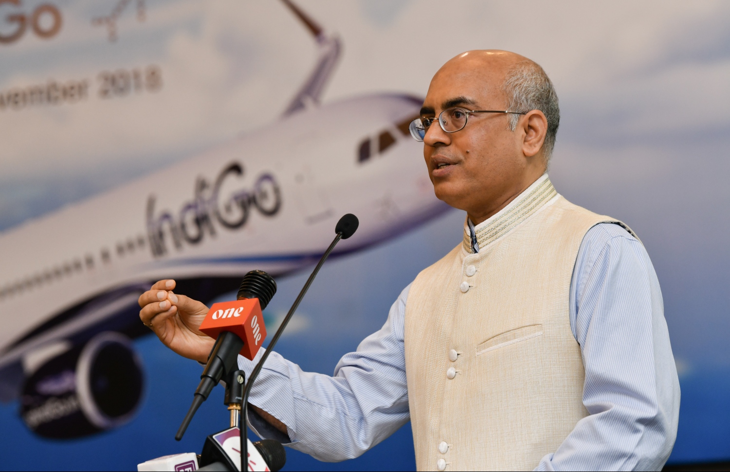 ވެލާނާ އިންޓަނޭޝަނަލް އެއާޕޯޓް: ނޮވެމްބަރު 15، 2018- އިންޑިއާގެ މަގުބޫލު އެއާލައިނެއް ކަމަށްވާ އިންޑިގޯގެ ދަތުރުތައް ރަސްމީކޮށް ރާއްޖެއަށް ފެށުމުގެ ގޮތުން ފުރަތަމަ މަތިންދާބޯޓު ކޮޗިންއިން ވެލާނާ އިންޓަނޭޝަނަލް އެއާޕޯޓަށް ޖެއްސުން ފާހަގަ ކުރުމުގެ ގޮތުން ބޭއްވި ހަފްލާގައި އިންޑިއާގެ ފަރާތުން ރާއްޖެއަށް ކަނޑައަޅުއްވާފައިވާ ސަފީރު އަކިލެޝް މިޝްރާ ވާހަކަދައްކަވަނީ.---ފޮޓޯ: ހުސައިން ވަހީދު/މިހާރު