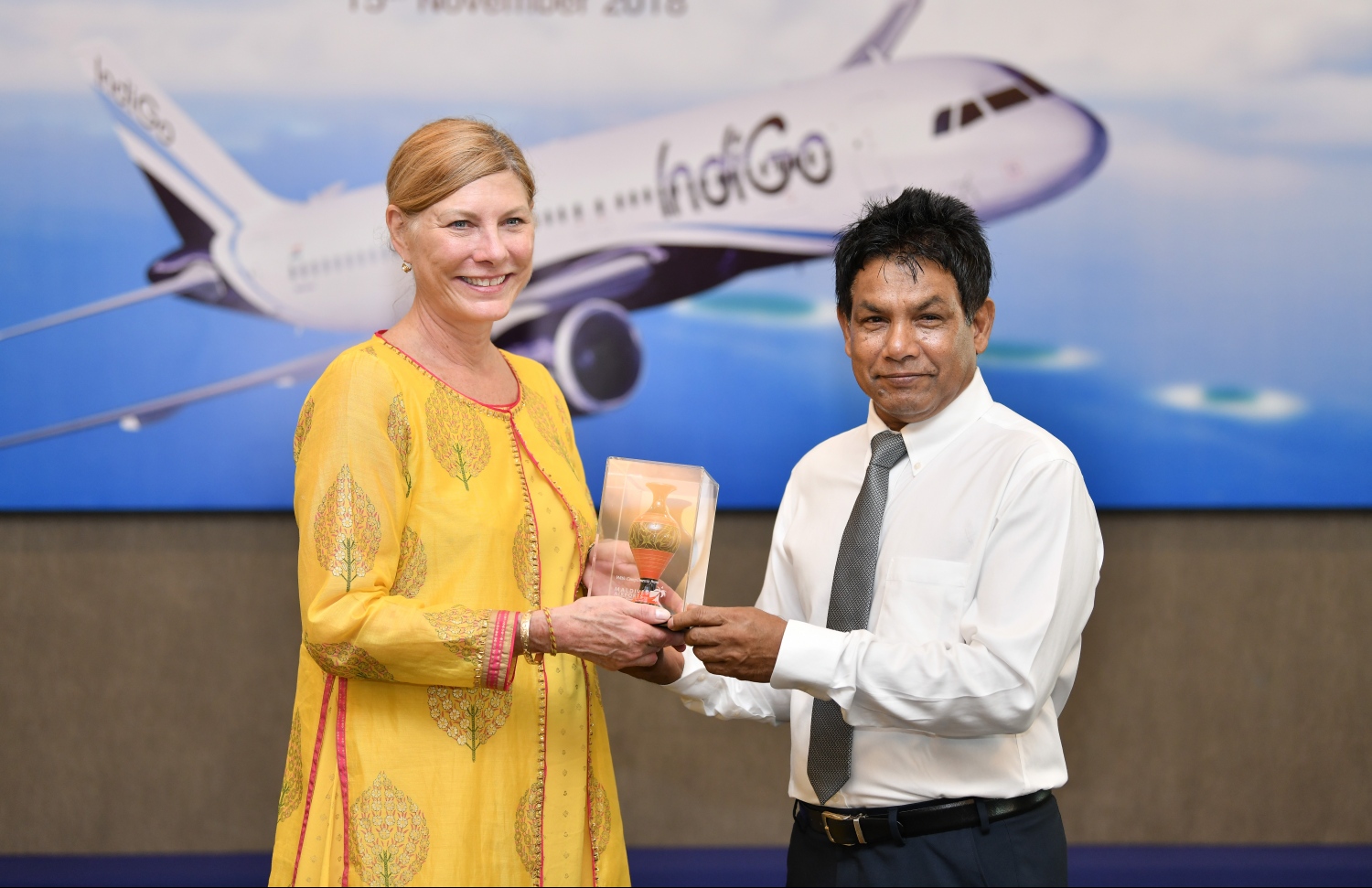 ވެލާނާ އިންޓަނޭޝަނަލް އެއާޕޯޓް: ނޮވެމްބަރު 15، 2018- އިންޑިއާގެ މަގުބޫލު އެއާލައިނެއް ކަމަށްވާ އިންޑިގޯގެ ދަތުރުތައް ރަސްމީކޮށް ރާއްޖެއަށް ފެށުމުގެ ގޮތުން ފުރަތަމަ މަތިންދާބޯޓު ކޮޗިންއިން ވެލާނާ އިންޓަނޭޝަނަލް އެއާޕޯޓަށް ޖެއްސުން ފާހަގަ ކުރުމުގެ ގޮތުން ބޭއްވި ހަފްލާގައި އެމްއޭސީއެލްގެ ފަރާތުން އެކްޓިން އެމްޑީ މޫސާ ސޯލިހް އިންޑިގޯއަށް ރަމްޒީ ހަދިޔާއެއް އަރުވަނީ.---ފޮޓޯ: ހުސައިން ވަހީދު/މިހާރު