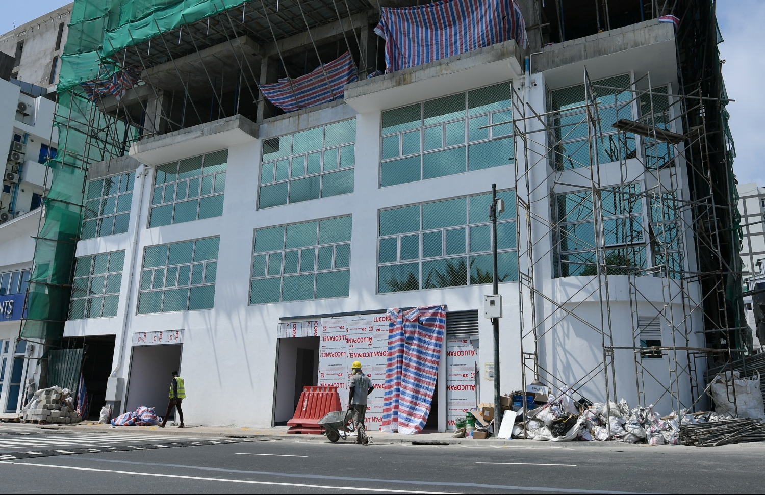 ރައީސް ޔާމީންގެ އަމިއްލަގެކޮޅު، ދޫވެހި: ހިލާލީ ގެކޮޅު ދޫކުރައްވައި، އެމަނިކުފާނު ދިރިއުޅުއްވަން މިތަނުގެ ފުރަތަމަ ދެ ފަންގިފިލާ ވަނީ ނިންމާފައި. --ފޮޓޯ: ހުސެއިން ވަހީދު/މިހާރު
