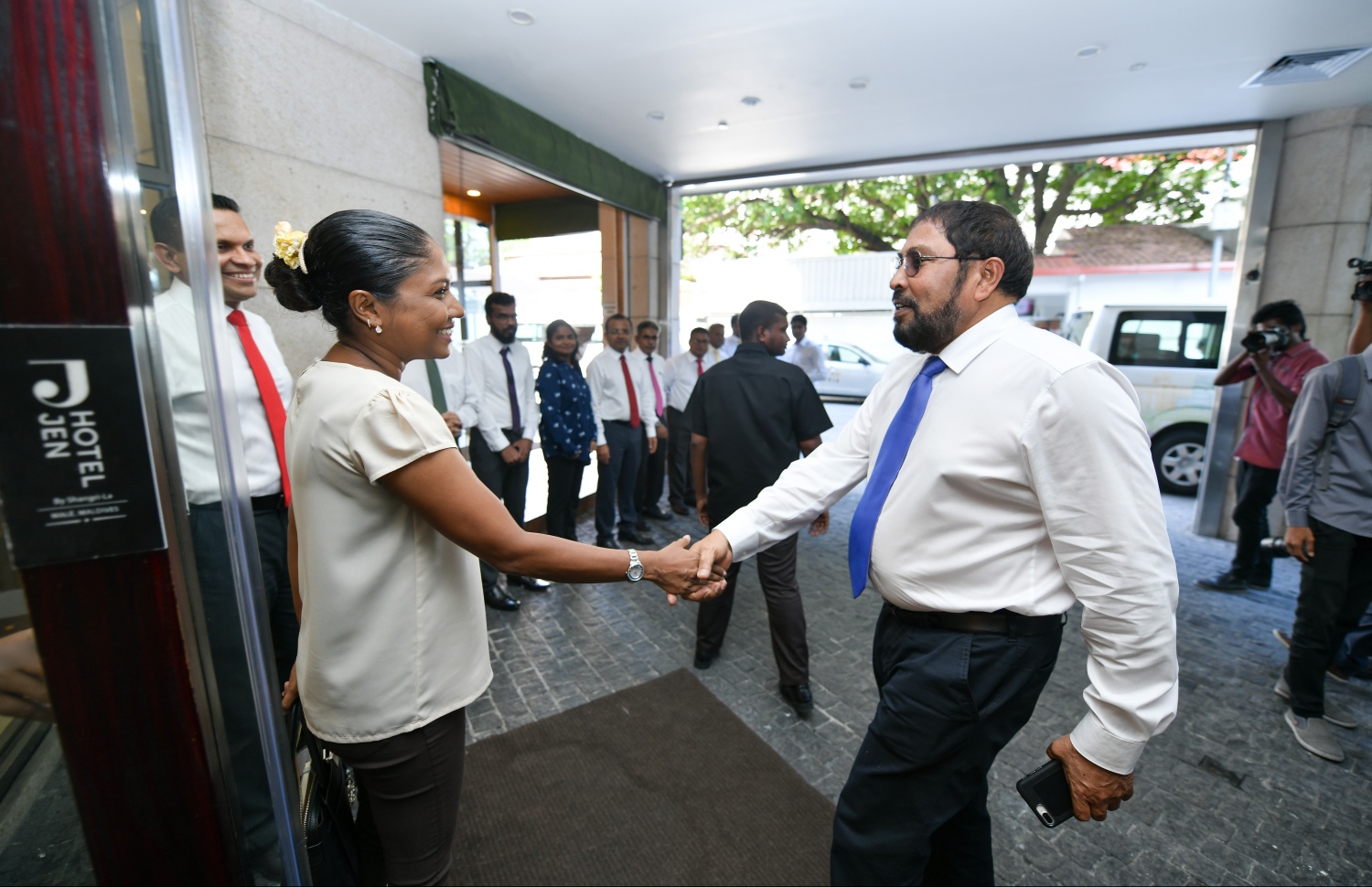 މާލެ: ނޮވެމްބަރު 15، 2018- އަންނަ ހޮނިހިރު ދުވަހު ހުވާކުރައްވާ އާ ރައީސް އިބްރާހިމް މުހައްމަދު ސޯލިހް (އިބޫ) އާއި އިންތިޚާބީ ނައިބު ރައީސް ފައިސަލް ނަސީމާއި އެކު ސިޔާސީ 4 ލީޑަރުން ކަމަށްވާ ކުރީގެ ރައީސް މައުމޫން އަބްދުލްގައްޔޫމާއި ކުރީގެ ރައީސް މުހައްމަދު ނަޝީދާއި ޖުމްހޫރީ ޕާޓީގެ ލީޑަރު ގާސިމް އިބްރާހީމް އަދި އަދާލަތު ޕާޓީގެ ރައީސް އިމްރާން އަބްދުﷲ އެކުގައި ފުރަތަމަ ފަހަރަށް ބޭއްވި ތާރީހީ ބައްދަލުވުމުގައި ބައިވެރިވެވަޑައިގަތުމަށް ގާސިމް ހޮޓެލް ޖެންއަށް ވަޑައިގަތުމުން ލޯޔަރު ހިސާން ހުސައިން މަރުހަބާ ދަންނަވަނީ---ފޮޓޯ: ހުސައިން ވަހީދު/މިހާރު