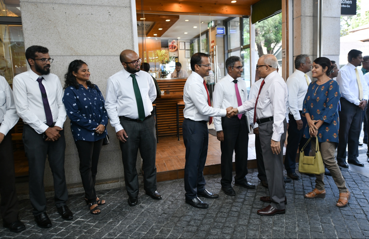 މާލެ: ނޮވެމްބަރު 15، 2018- އަންނަ ހޮނިހިރު ދުވަހު ހުވާކުރައްވާ އާ ރައީސް އިބްރާހިމް މުހައްމަދު ސޯލިހް (އިބޫ) އާއި އިންތިޚާބީ ނައިބު ރައީސް ފައިސަލް ނަސީމާއި އެކު ސިޔާސީ 4 ލީޑަރުން ކަމަށްވާ ކުރީގެ ރައީސް މައުމޫން އަބްދުލްގައްޔޫމާއި ކުރީގެ ރައީސް މުހައްމަދު ނަޝީދާއި ޖުމްހޫރީ ޕާޓީގެ ލީޑަރު ގާސިމް އިބްރާހީމް އަދި އަދާލަތު ޕާޓީގެ ރައީސް އިމްރާން އަބްދުﷲ އެކުގައި ފުރަތަމަ ފަހަރަށް ބޭއްވި ތާރީހީ ބައްދަލުވުމުގައި ބައިވެރިވެވަޑައިގަތުމަށް ރައީސް މައުމޫން ހޮޓެލް ޖެންއަށް ވަޑައިގަތުމުން ކޯލިޝަންގެ މެމްބަރުން މަރުހަބާ ދަންނަވަނީ---ފޮޓޯ: ހުސައިން ވަހީދު/މިހާރު