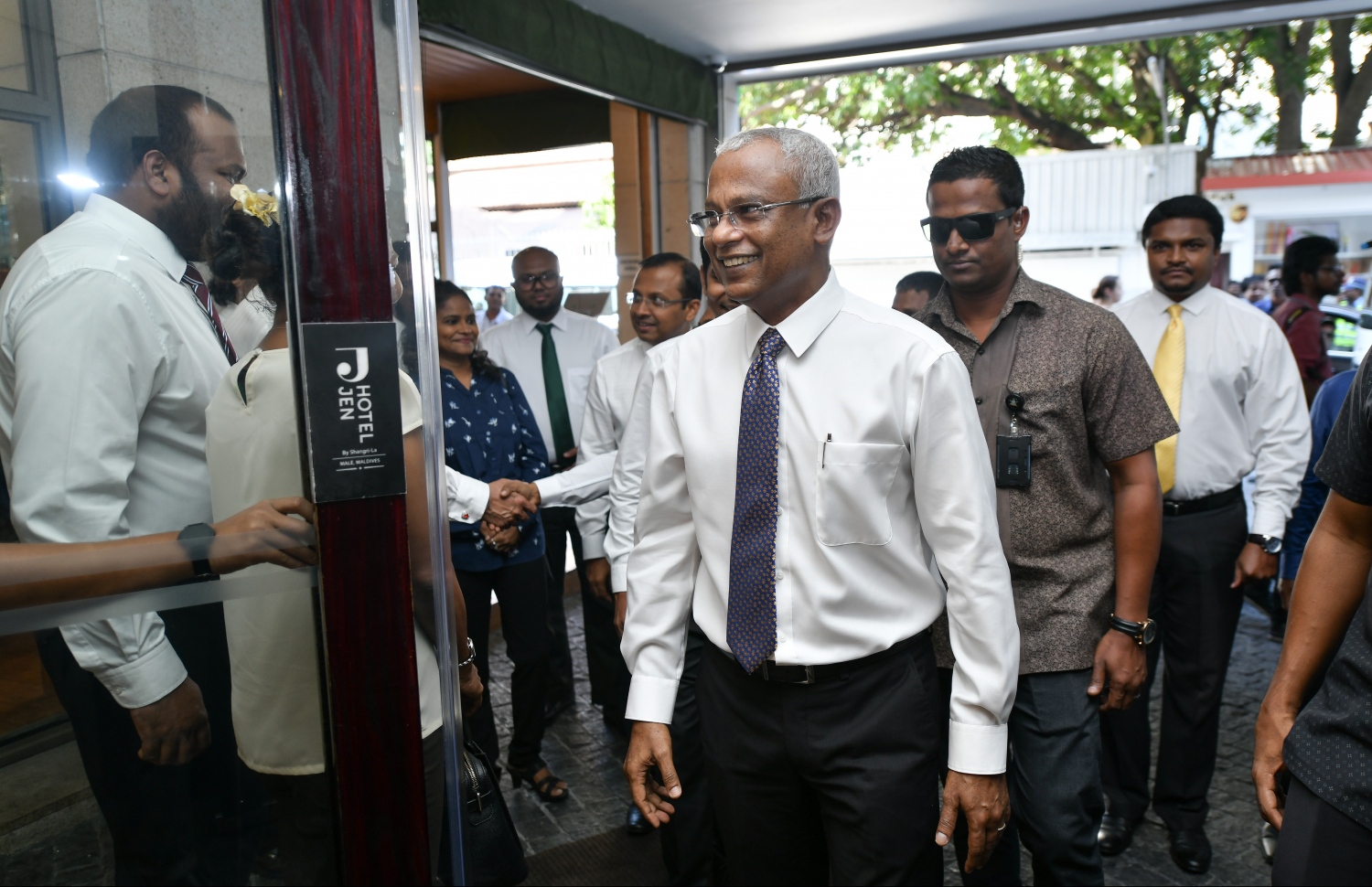 މާލެ: ނޮވެމްބަރު 15، 2018- އަންނަ ހޮނިހިރު ދުވަހު ހުވާކުރައްވާ އާ ރައީސް އިބްރާހިމް މުހައްމަދު ސޯލިހް (އިބޫ) އާއި އިންތިޚާބީ ނައިބު ރައީސް ފައިސަލް ނަސީމާއި އެކު ސިޔާސީ 4 ލީޑަރުން ކަމަށްވާ ކުރީގެ ރައީސް މައުމޫން އަބްދުލްގައްޔޫމާއި ކުރީގެ ރައީސް މުހައްމަދު ނަޝީދާއި ޖުމްހޫރީ ޕާޓީގެ ލީޑަރު ގާސިމް އިބްރާހީމް އަދި އަދާލަތު ޕާޓީގެ ރައީސް އިމްރާން އަބްދުﷲ އެކުގައި ފުރަތަމަ ފަހަރަށް ބޭއްވި ތާރީހީ ބައްދަލުވުމުގައި ބައިވެރިވެވަޑައިގެންނެވުމަށް އިބޫ ހޮޓެލް ޖެންއަށް ވަޑައިގަންނަވަނީ---ފޮޓޯ: ހުސައިން ވަހީދު/މިހާރު