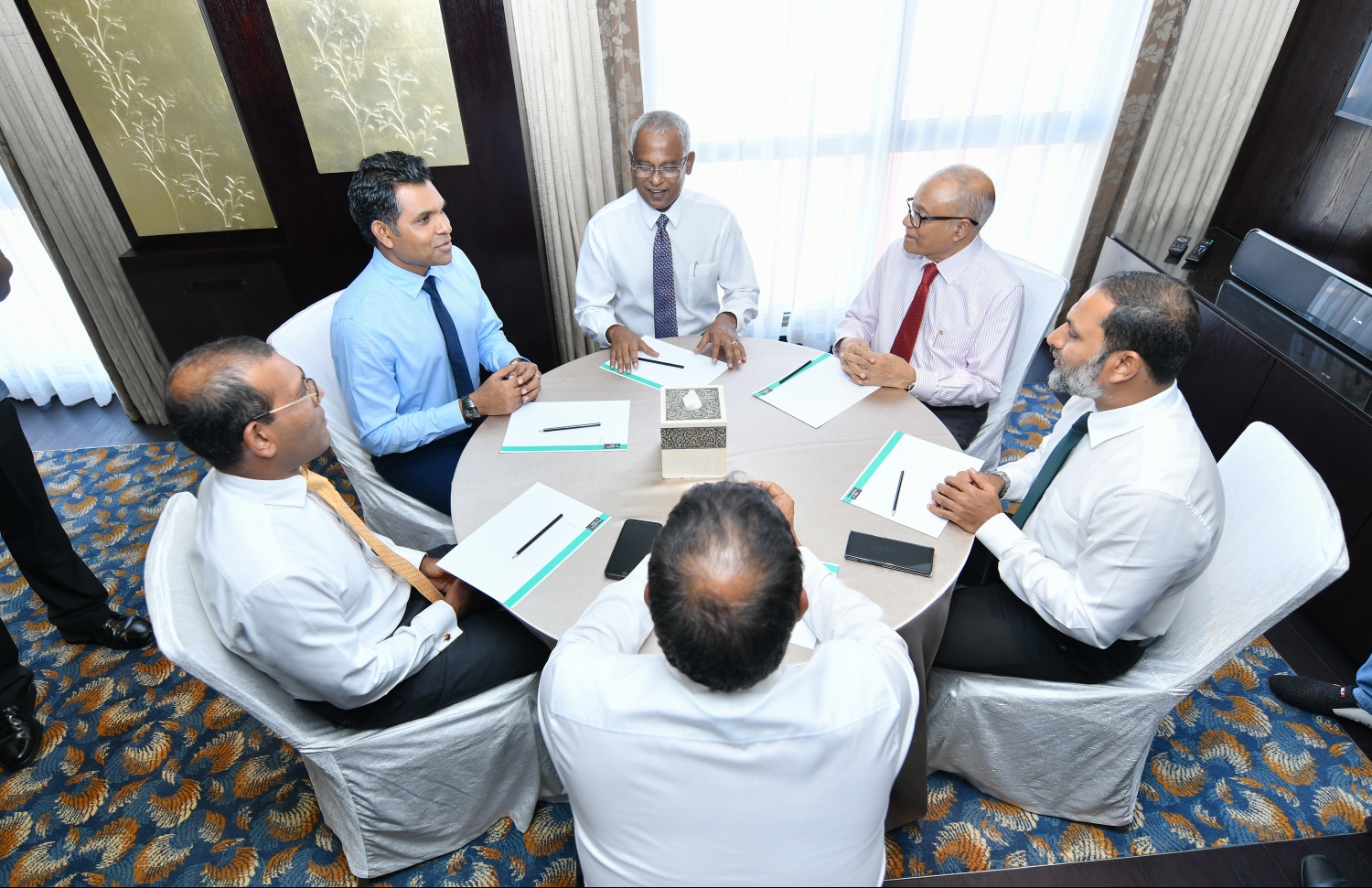 މާލެ: ނޮވެމްބަރު 15، 2018- އަންނަ ހޮނިހިރު ދުވަހު ހުވާކުރައްވާ އާ ރައީސް އިބްރާހިމް މުހައްމަދު ސޯލިހް (އިބޫ) އާއި އިންތިޚާބީ ނައިބު ރައީސް ފައިސަލް ނަސީމާއި އެކު ސިޔާސީ 4 ލީޑަރުން ކަމަށްވާ ކުރީގެ ރައީސް މައުމޫން އަބްދުލްގައްޔޫމާއި ކުރީގެ ރައީސް މުހައްމަދު ނަޝީދާއި ޖުމްހޫރީ ޕާޓީގެ ލީޑަރު ގާސިމް އިބްރާހީމް އަދި އަދާލަތު ޕާޓީގެ ރައީސް އިމްރާން އަބްދުﷲ އެކުގައި ފުރަތަމަ ފަހަރަށް ބޭއްވި ތާރީހީ ބައްދަލުވުމުގައި އިބޫ އަދި ފައިސަލް އާއެކު 4 ލީޑަރުން މަޝްވަރާކުރައްވަނީ---ފޮޓޯ: ހުސައިން ވަހީދު/މިހާރު