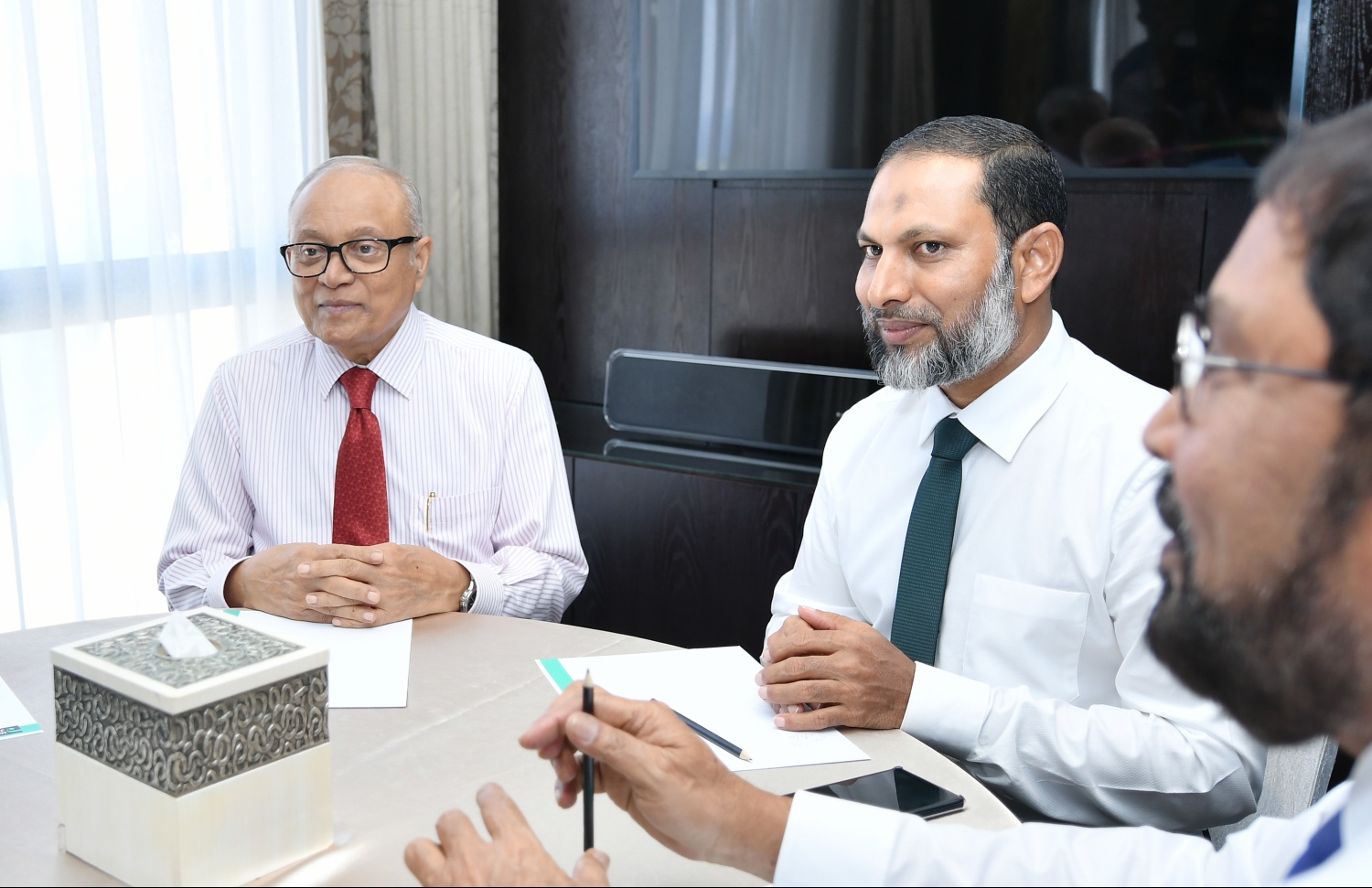 މާލެ: ނޮވެމްބަރު 15، 2018- އަންނަ ހޮނިހިރު ދުވަހު ހުވާކުރައްވާ އާ ރައީސް އިބްރާހިމް މުހައްމަދު ސޯލިހް (އިބޫ) އާއި އިންތިޚާބީ ނައިބު ރައީސް ފައިސަލް ނަސީމާއި އެކު ސިޔާސީ 4 ލީޑަރުން ކަމަށްވާ ކުރީގެ ރައީސް މައުމޫން އަބްދުލްގައްޔޫމާއި ކުރީގެ ރައީސް މުހައްމަދު ނަޝީދާއި ޖުމްހޫރީ ޕާޓީގެ ލީޑަރު ގާސިމް އިބްރާހީމް އަދި އަދާލަތު ޕާޓީގެ ރައީސް އިމްރާން އަބްދުﷲ އެކުގައި ފުރަތަމަ ފަހަރަށް ބޭއްވި ތާރީހީ ބައްދަލުވުމުގައި ރައީސް މައުމޫން އަދި ޝޭހް އިމްރާން ބައިވެރިވެވަޑައިގަންނަވަނީ---ފޮޓޯ: ހުސައިން ވަހީދު/މިހާރު