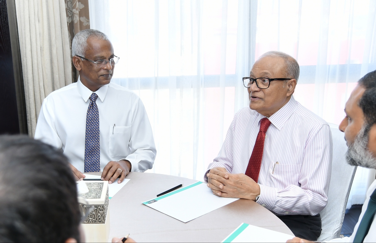 މާލެ: ނޮވެމްބަރު 15، 2018- އަންނަ ހޮނިހިރު ދުވަހު ހުވާކުރައްވާ އާ ރައީސް އިބްރާހިމް މުހައްމަދު ސޯލިހް (އިބޫ) އާއި އިންތިޚާބީ ނައިބު ރައީސް ފައިސަލް ނަސީމާއި އެކު ސިޔާސީ 4 ލީޑަރުން ކަމަށްވާ ކުރީގެ ރައީސް މައުމޫން އަބްދުލްގައްޔޫމާއި ކުރީގެ ރައީސް މުހައްމަދު ނަޝީދާއި ޖުމްހޫރީ ޕާޓީގެ ލީޑަރު ގާސިމް އިބްރާހީމް އަދި އަދާލަތު ޕާޓީގެ ރައީސް އިމްރާން އަބްދުﷲ އެކުގައި ފުރަތަމަ ފަހަރަށް ބޭއްވި ތާރީހީ ބައްދަލުވުމުގައި ރައީސް މައުމޫން ވާޙަކަދައްކަވަނީ---ފޮޓޯ: ހުސައިން ވަހީދު/މިހާރު