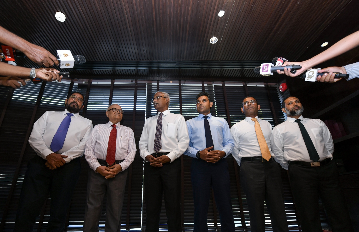 މާލެ: ނޮވެމްބަރު 15، 2018- އަންނަ ހޮނިހިރު ދުވަހު ހުވާކުރައްވާ އާ ރައީސް އިބްރާހިމް މުހައްމަދު ސޯލިހް (އިބޫ) އާއި އިންތިޚާބީ ނައިބު ރައީސް ފައިސަލް ނަސީމާއި އެކު ސިޔާސީ 4 ލީޑަރުން ކަމަށްވާ ކުރީގެ ރައީސް މައުމޫން އަބްދުލްގައްޔޫމާއި ކުރީގެ ރައީސް މުހައްމަދު ނަޝީދާއި ޖުމްހޫރީ ޕާޓީގެ ލީޑަރު ގާސިމް އިބްރާހީމް އަދި އަދާލަތު ޕާޓީގެ ރައީސް އިމްރާން އަބްދުﷲ އެކުގައި ފުރަތަމަ ފަހަރަށް ބޭއްވި ތާރީހީ ބައްދަލުވުމަށްފަހު  ނޫސްވެރިންނާ ބައްދަލުކުރައްވައި ބައްދަލުވުމާބެހޭ މައުލޫމާތު ދެއްވަނީ---ފޮޓޯ: ހުސައިން ވަހީދު/މިހާރު