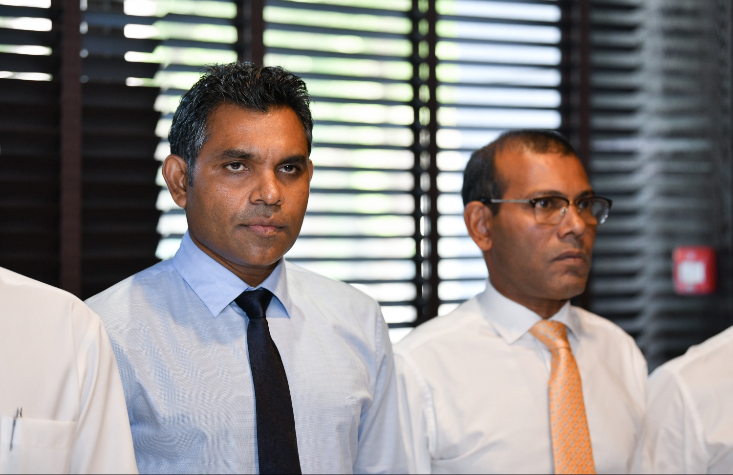 މާލެ: ނޮވެމްބަރު 15، 2018- އަންނަ ހޮނިހިރު ދުވަހު ހުވާކުރައްވާ އާ ރައީސް އިބްރާހިމް މުހައްމަދު ސޯލިހް (އިބޫ) އާއި އިންތިޚާބީ ނައިބު ރައީސް ފައިސަލް ނަސީމާއި އެކު ސިޔާސީ 4 ލީޑަރުން ކަމަށްވާ ކުރީގެ ރައީސް މައުމޫން އަބްދުލްގައްޔޫމާއި ކުރީގެ ރައީސް މުހައްމަދު ނަޝީދާއި ޖުމްހޫރީ ޕާޓީގެ ލީޑަރު ގާސިމް އިބްރާހީމް އަދި އަދާލަތު ޕާޓީގެ ރައީސް އިމްރާން އަބްދުﷲ އެކުގައި ފުރަތަމަ ފަހަރަށް ބޭއްވި ތާރީހީ ބައްދަލުވުމަށްފަހު  ނޫސްވެރިންނާ ބައްދަލުކުރައްވައި ބައްދަލުވުމާބެހޭ މައުލޫމާތު ދެއްވުމުގައި އިންތިހާބީ ނައިބުރައީސް ފައިސަލް އަދި ރައީސް ނަޝީދު ބައިވެރިވެވަޑައިގަންނަވަނީ---ފޮޓޯ: ހުސައިން ވަހީދު/މިހާރު