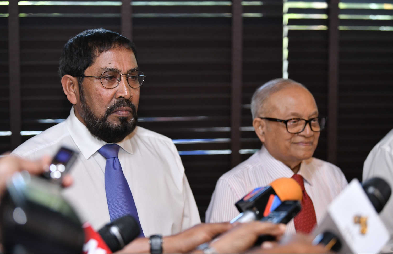 މާލެ: ނޮވެމްބަރު 15، 2018- އަންނަ ހޮނިހިރު ދުވަހު ހުވާކުރައްވާ އާ ރައީސް އިބްރާހިމް މުހައްމަދު ސޯލިހް (އިބޫ) އާއި އިންތިޚާބީ ނައިބު ރައީސް ފައިސަލް ނަސީމާއި އެކު ސިޔާސީ 4 ލީޑަރުން ކަމަށްވާ ކުރީގެ ރައީސް މައުމޫން އަބްދުލްގައްޔޫމާއި ކުރީގެ ރައީސް މުހައްމަދު ނަޝީދާއި ޖުމްހޫރީ ޕާޓީގެ ލީޑަރު ގާސިމް އިބްރާހީމް އަދި އަދާލަތު ޕާޓީގެ ރައީސް އިމްރާން އަބްދުﷲ އެކުގައި ފުރަތަމަ ފަހަރަށް ބޭއްވި ތާރީހީ ބައްދަލުވުމަށްފަހު  ނޫސްވެރިންނާ ބައްދަލުކުރައްވައި ބައްދަލުވުމާބެހޭ މައުލޫމާތު ދެއްވުމުގައި ރައީސް މައުމޫން އަދި ގާސިމް ބައިވެރިވެވަޑައިގަންނަވަނީ---ފޮޓޯ: ހުސައިން ވަހީދު/މިހާރު