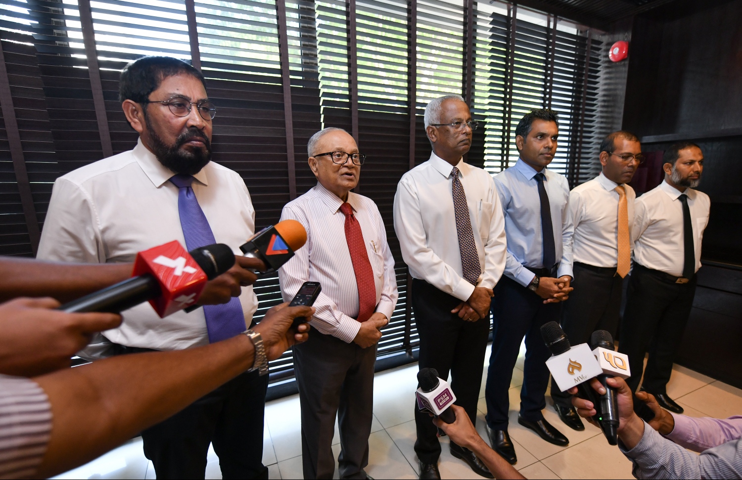 މާލެ: ނޮވެމްބަރު 15، 2018- އަންނަ ހޮނިހިރު ދުވަހު ހުވާކުރައްވާ އާ ރައީސް އިބްރާހިމް މުހައްމަދު ސޯލިހް (އިބޫ) އާއި އިންތިޚާބީ ނައިބު ރައީސް ފައިސަލް ނަސީމާއި އެކު ސިޔާސީ 4 ލީޑަރުން ކަމަށްވާ ކުރީގެ ރައީސް މައުމޫން އަބްދުލްގައްޔޫމާއި ކުރީގެ ރައީސް މުހައްމަދު ނަޝީދާއި ޖުމްހޫރީ ޕާޓީގެ ލީޑަރު ގާސިމް އިބްރާހީމް އަދި އަދާލަތު ޕާޓީގެ ރައީސް އިމްރާން އަބްދުﷲ އެކުގައި ފުރަތަމަ ފަހަރަށް ބޭއްވި ތާރީހީ ބައްދަލުވުމަށްފަހު ނޫސްވެރިންނާ ވާހަކަދައްކަވަނީ---ފޮޓޯ: ހުސައިން ވަހީދު/މިހާރު