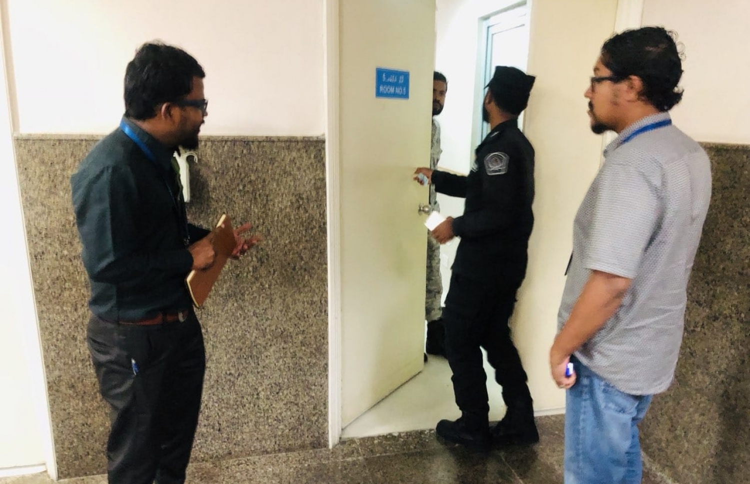 އަދީބުގެ ބަޔާން ނެގުމަށް ހޮސްޕިޓަލަށް ދިޔަ އެޗްއާރްސީއެމްގެ މުވައްޒަފުން: ޖަލުގައި މިހާތަނަށް ހޭދަ ކުރެއްވި ތިން އަހަރު އެކަށީގެންވާ ބޭސް ފަރުވާ ދިނުމަށް ސަރުކާރުން ދެކޮޅު ހަދާފައިވާ ކަމަށް އަދީބުގެ އާއިލާއިން ބުނޭ -- ފޮޓޯ / އަދީބު އާއިލާ