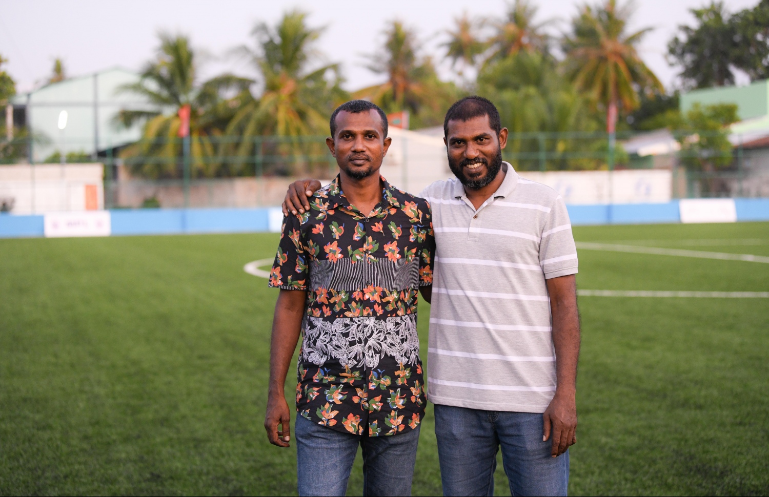 މަހިބަދޫ ސްޕޯޓްސް ކްލަބުގެ ދެ މުއައްސިސުން ކަމަށްވާ އިމްރާން (ކ) އާއި ޓޮމް: ދަނޑުގެ ދެ ބާނީންނަކީ މިއީ. --ފޮޓޯ: ނިޝާން އަލީ/ މިހާރު