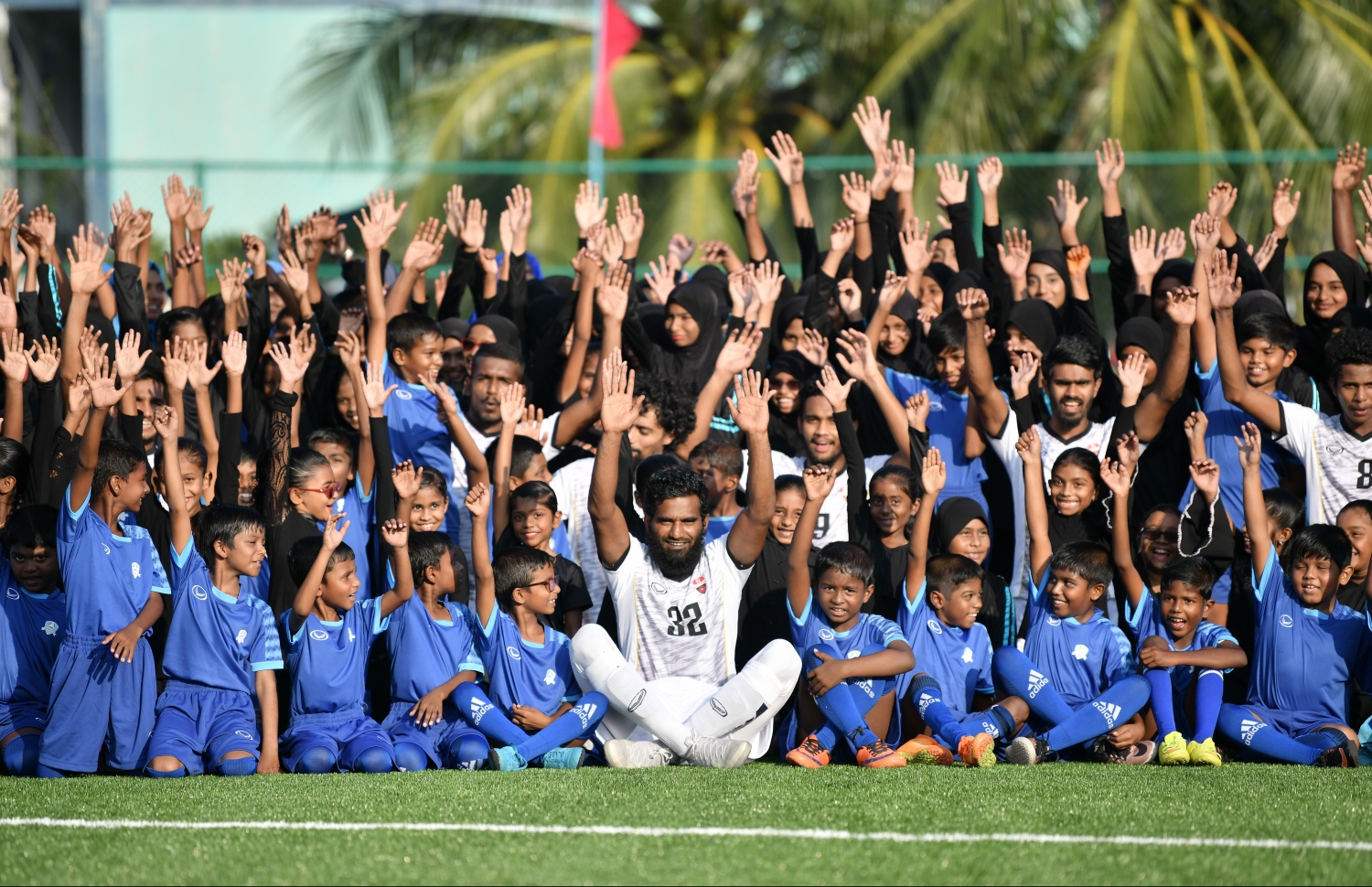 ދަނޑު ހުޅުވުމުގެ ރަސްމިއްޔާތުގައި ޓީސީގެ ފޯވާޑް ދަގަނޑޭ (މ) މަހިބަދޫ ސްޕޯޓްސް ކްލަބުގެ އެކަޑަމީ ކުޅުންތެރިންނާ އެކު. -- ފޮޓޯ: ހުސައިން ވަހީދު/މިހާރު