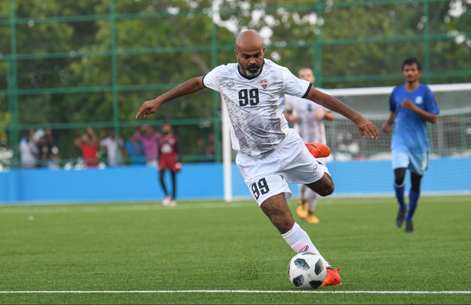 މިއަދުގެ މެޗުގައި ޓީސީގެ ކޯޗު ނިޒާމްބެ ކުޅެނީ. -- ފޮޓޯ: ހުސައިން ވަހީދު/މިހާރު