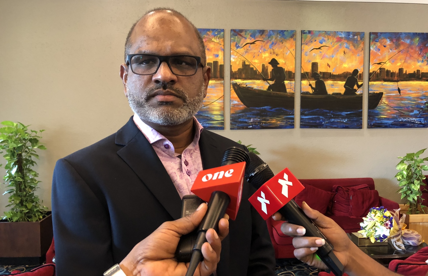 ދިއްގަރު ދާއިރާގެ ކުރީގެ މެމްބަރު ނާޒިމް މިއަދު ރާއްޖެ ވަޑައިގެން މީޑިއާއާ ވާހަކަ ދައްކަވަނީ.---ފޮޓޯ: ނިޝާން އަލީ/މިހާރު