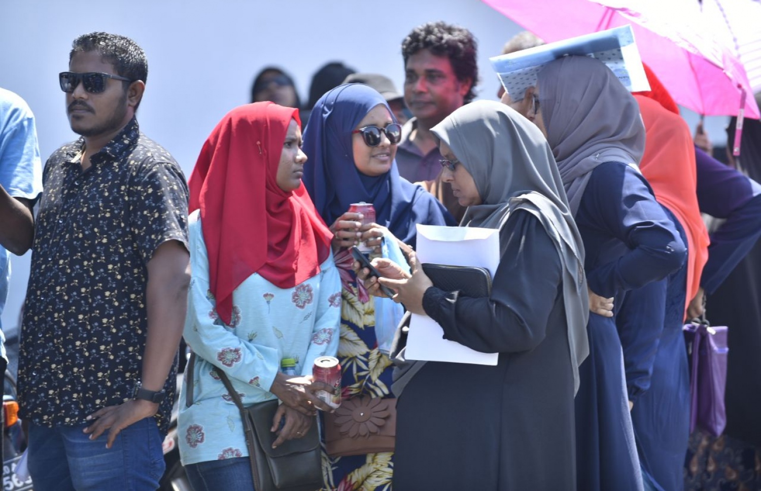 ފްލެޓު ބޭނުންވެގެން ފޯމް ހުށަހެޅުމަށް ބަޔަކު ހައުސިން މިނިސްޓްރީ ކައިރީގައި. --- ފޮޓޯ: މިހާރު