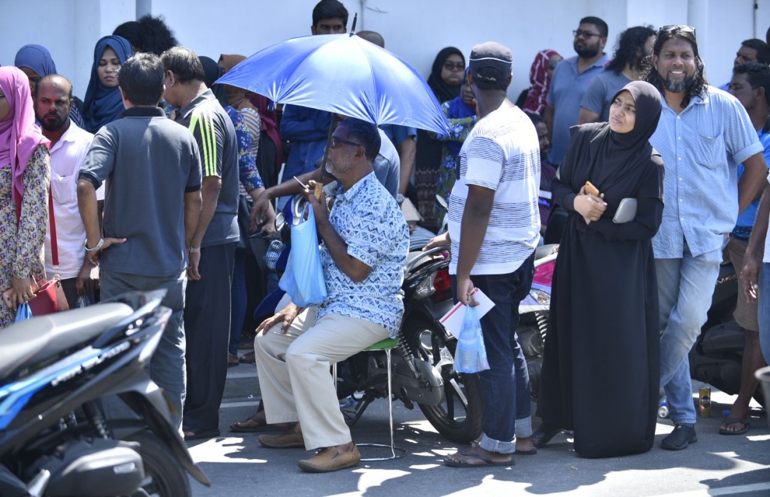 ފްލެޓު ލިޔުން ހޯދަން ހައުސިން މިނިސްޓްރީ ދޮށުގައި ކިއު ހަދާލާފައިި.- ފޮޓޯ: އަހުމަދު ނިޝާތު/ މިހާރު