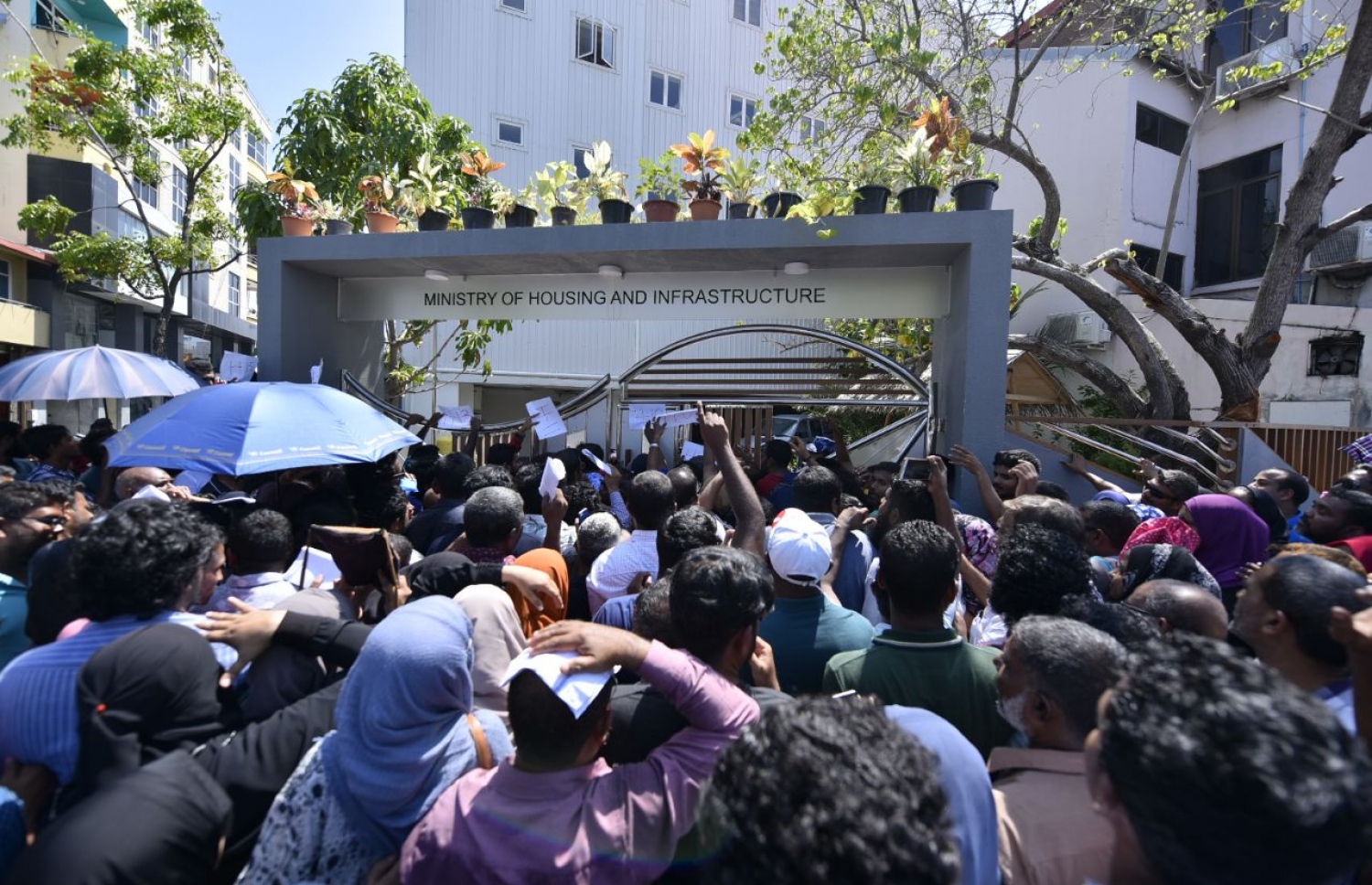 ފްލެޓު ލިޔުން ހޯދަން ހައުސިން މިނިސްޓްރީ ދޮށުގައި ކިއު ހަދާލާފައިި.- ފޮޓޯ: އަހުމަދު ނިޝާތު/ މިހާރު