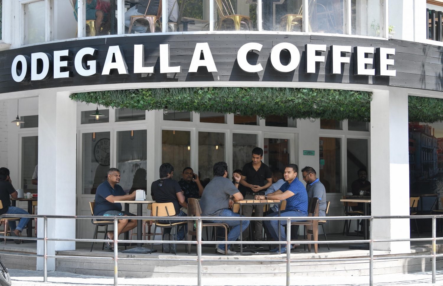 ރާޖަޕަކްސާގެ ދަރިކަލުން ނަމާލް އޮޑެގައްލާ ކޮފީ ރެސްޓޯރެންޓުގައި މިއަދު ހެނދުނު ބައެއް ރައްޓެހިނާ އެކު.--- ފޮޓޯ: ނިޝާން އަލީ/މިހާރު