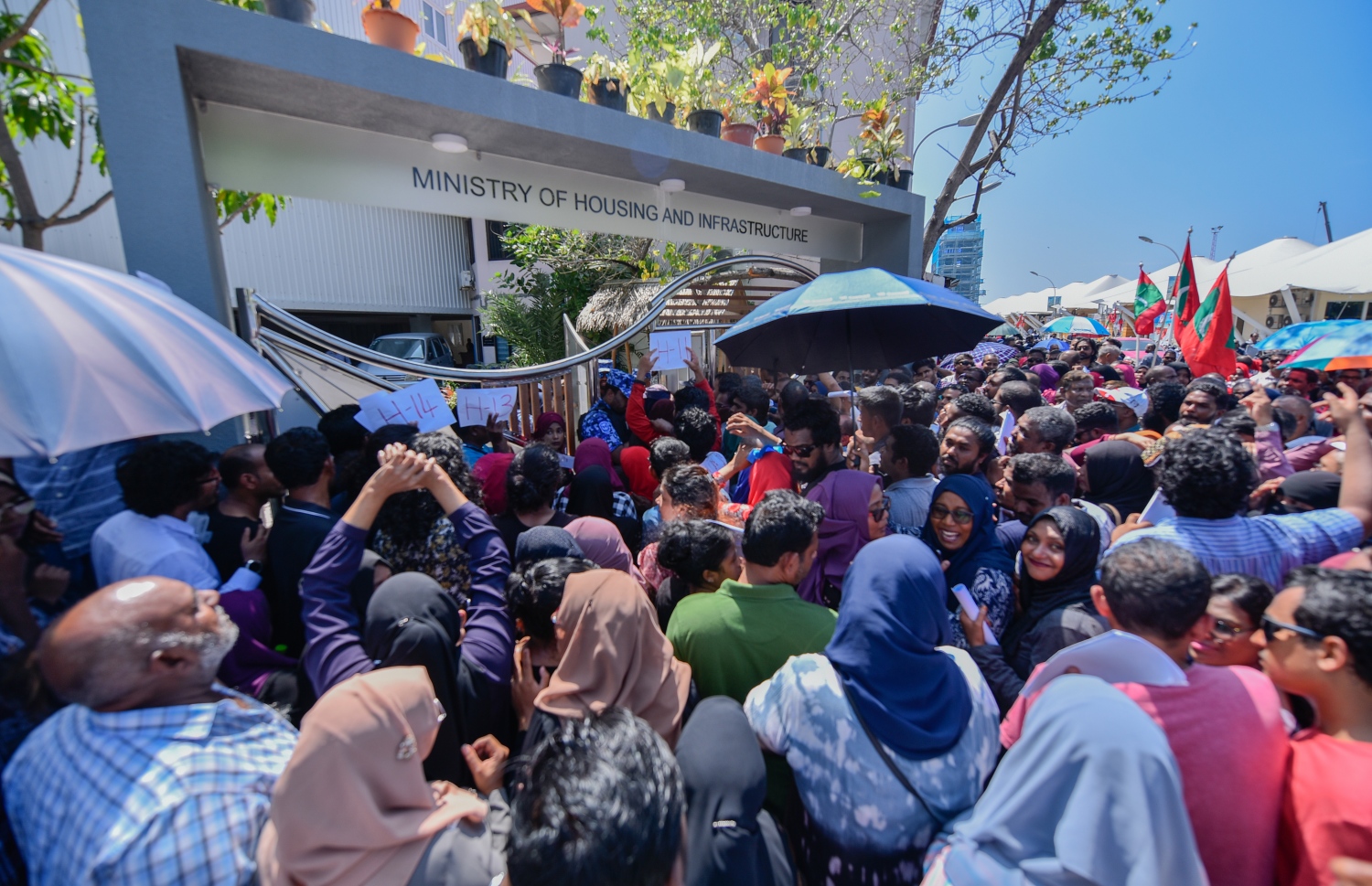 މާލެ: ނޮވެމްބަރު 17، 2018- "ހިޔާ މަޝްރޫއު" ދަށުން ފްލެޓް ލިބުނު މީހުން އެކަމުގެ ލިޔުން ހޯދަންހައުސިން މިނިސްޓްރީ ކައިރިއަށް އެއްވެފައި. ސަރުކާރު ބަދަލުވުމުގެ ކުރިން ލިޔުން ހަވާލުކުރާނެ ކަމަށް ބުނި ނަމަވެސް ވަގުތު ކުޑަތަންވި އިރު ވެސް އެތައް ސަތޭކަ ބަޔަކު ކިޔޫގައި، އެތައް އިރެއް ހޭދަކުރަން ޖެހުމުން އަންނަނީ ނުރުހުން ފާޅުކުރަމުން. ---ފޮޓޯ: އަހުމަދު ނިޝާތު/މިހާރު