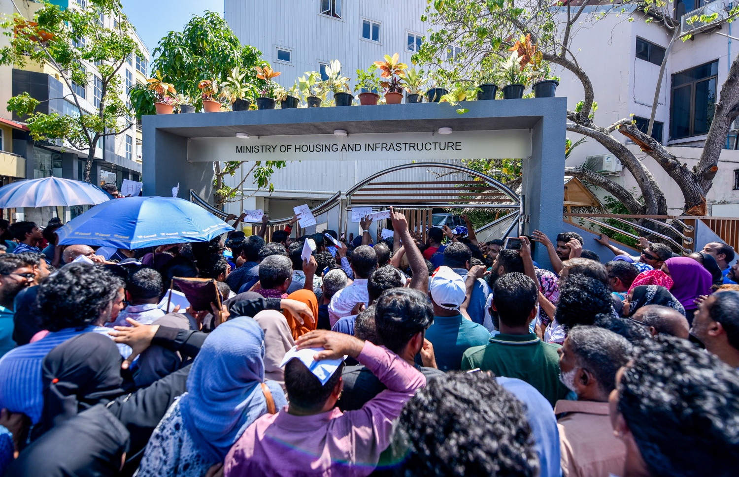 ފްލެޓް ލިބުނު ކަމުގެ ލިއުން ހޯދަން ހައުސިން މިނިސްޓްރީގެ ބޭރުގައި ބަޔަކު ކިޔޫ ޖެހިގެން. --ފޮޓޯ/މިހާރު