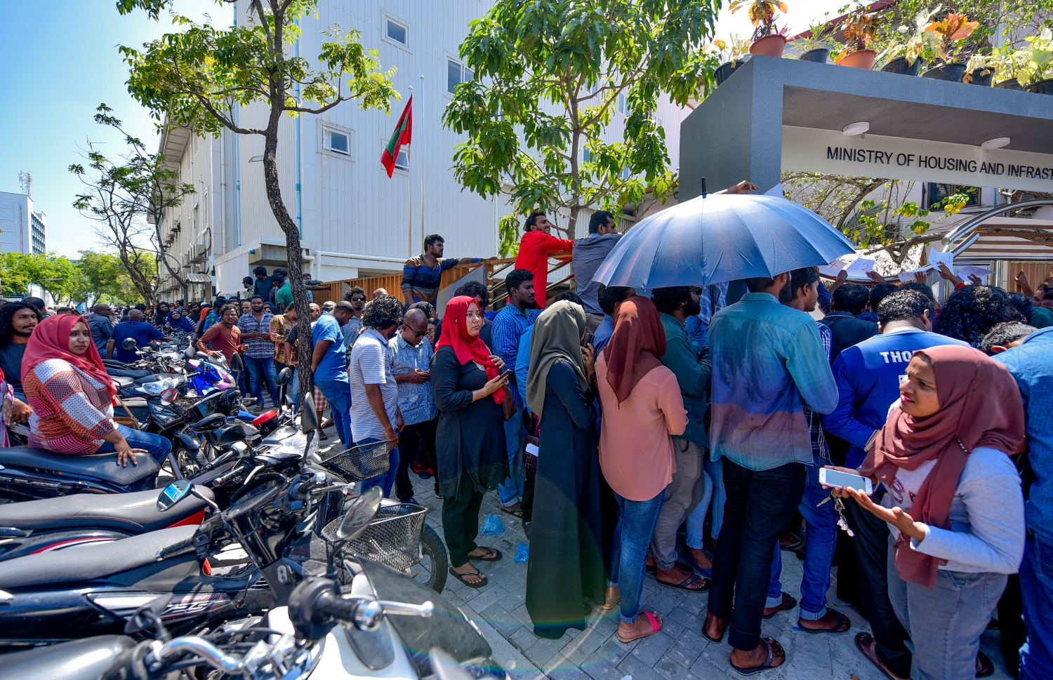 މާލެ: ނޮވެމްބަރު 17، 2018- "ހިޔާ މަޝްރޫއު" ދަށުން ފްލެޓް ލިބުނު މީހުން އެކަމުގެ ލިޔުން ހޯދަންހައުސިން މިނިސްޓްރީ ކައިރިއަށް އެއްވެފައި. ސަރުކާރު ބަދަލުވުމުގެ ކުރިން ލިޔުން ހަވާލުކުރާނެ ކަމަށް ބުނި ނަމަވެސް ވަގުތު ކުޑަތަންވި އިރު ވެސް އެތައް ސަތޭކަ ބަޔަކު ކިޔޫގައި، އެތައް އިރެއް ހޭދަކުރަން ޖެހުމުން އަންނަނީ ނުރުހުން ފާޅުކުރަމުން. ---ފޮޓޯ: އަހުމަދު ނިޝާތު/މިހާރު