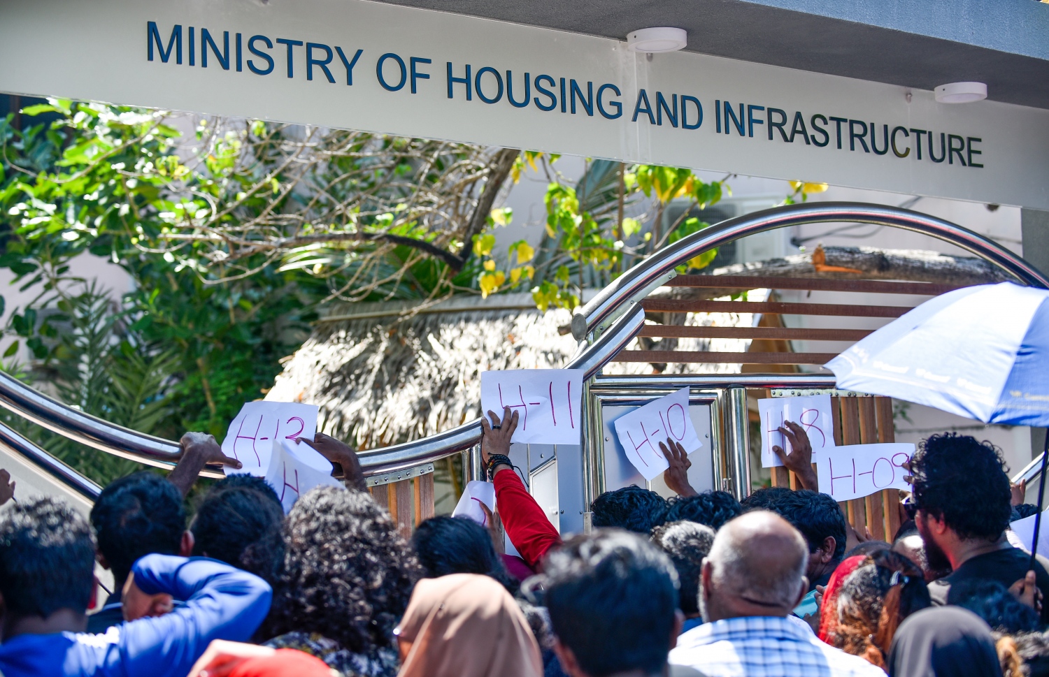 މާލެ: ނޮވެމްބަރު 17، 2018- "ހިޔާ މަޝްރޫއު" ދަށުން ފްލެޓް ލިބުނު މީހުން އެކަމުގެ ލިޔުން ހޯދަންހައުސިން މިނިސްޓްރީ ކައިރިއަށް އެއްވެފައި. ސަރުކާރު ބަދަލުވުމުގެ ކުރިން ލިޔުން ހަވާލުކުރާނެ ކަމަށް ބުނި ނަމަވެސް ވަގުތު ކުޑަތަންވި އިރު ވެސް އެތައް ސަތޭކަ ބަޔަކު ކިޔޫގައި، އެތައް އިރެއް ހޭދަކުރަން ޖެހުމުން އަންނަނީ ނުރުހުން ފާޅުކުރަމުން. ---ފޮޓޯ: އަހުމަދު ނިޝާތު/މިހާރު