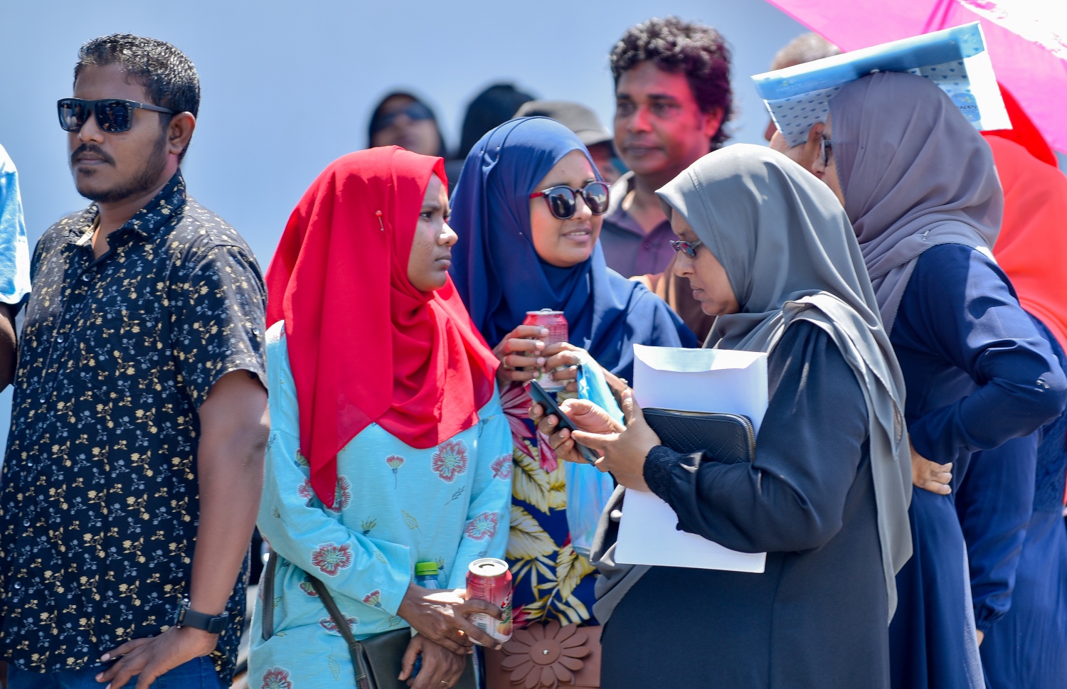 މާލެ: ނޮވެމްބަރު 17، 2018- "ހިޔާ މަޝްރޫއު" ދަށުން ފްލެޓް ލިބުނު މީހުން އެކަމުގެ ލިޔުން ހޯދަންހައުސިން މިނިސްޓްރީ ކައިރިއަށް އެއްވެފައި. ސަރުކާރު ބަދަލުވުމުގެ ކުރިން ލިޔުން ހަވާލުކުރާނެ ކަމަށް ބުނި ނަމަވެސް ވަގުތު ކުޑަތަންވި އިރު ވެސް އެތައް ސަތޭކަ ބަޔަކު ކިޔޫގައި، އެތައް އިރެއް ހޭދަކުރަން ޖެހުމުން އަންނަނީ ނުރުހުން ފާޅުކުރަމުން. ---ފޮޓޯ: އަހުމަދު ނިޝާތު/މިހާރު