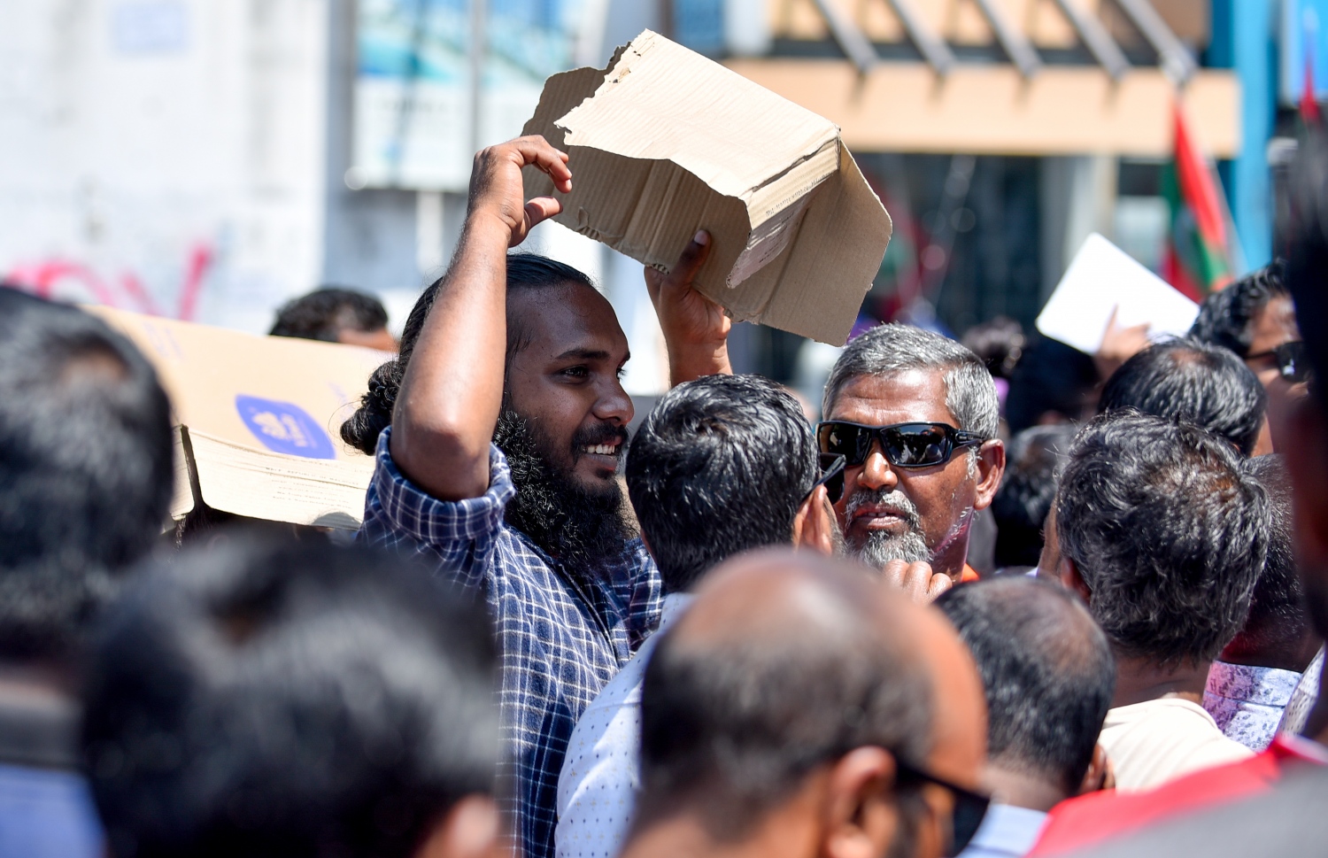 މާލެ: ނޮވެމްބަރު 17، 2018- "ހިޔާ މަޝްރޫއު" ދަށުން ފްލެޓް ލިބުނު މީހުން އެކަމުގެ ލިޔުން ހޯދަންހައުސިން މިނިސްޓްރީ ކައިރިއަށް އެއްވެފައި. ސަރުކާރު ބަދަލުވުމުގެ ކުރިން ލިޔުން ހަވާލުކުރާނެ ކަމަށް ބުނި ނަމަވެސް ވަގުތު ކުޑަތަންވި އިރު ވެސް އެތައް ސަތޭކަ ބަޔަކު ކިޔޫގައި، އެތައް އިރެއް ހޭދަކުރަން ޖެހުމުން އަންނަނީ ނުރުހުން ފާޅުކުރަމުން. ---ފޮޓޯ: އަހުމަދު ނިޝާތު/މިހާރު