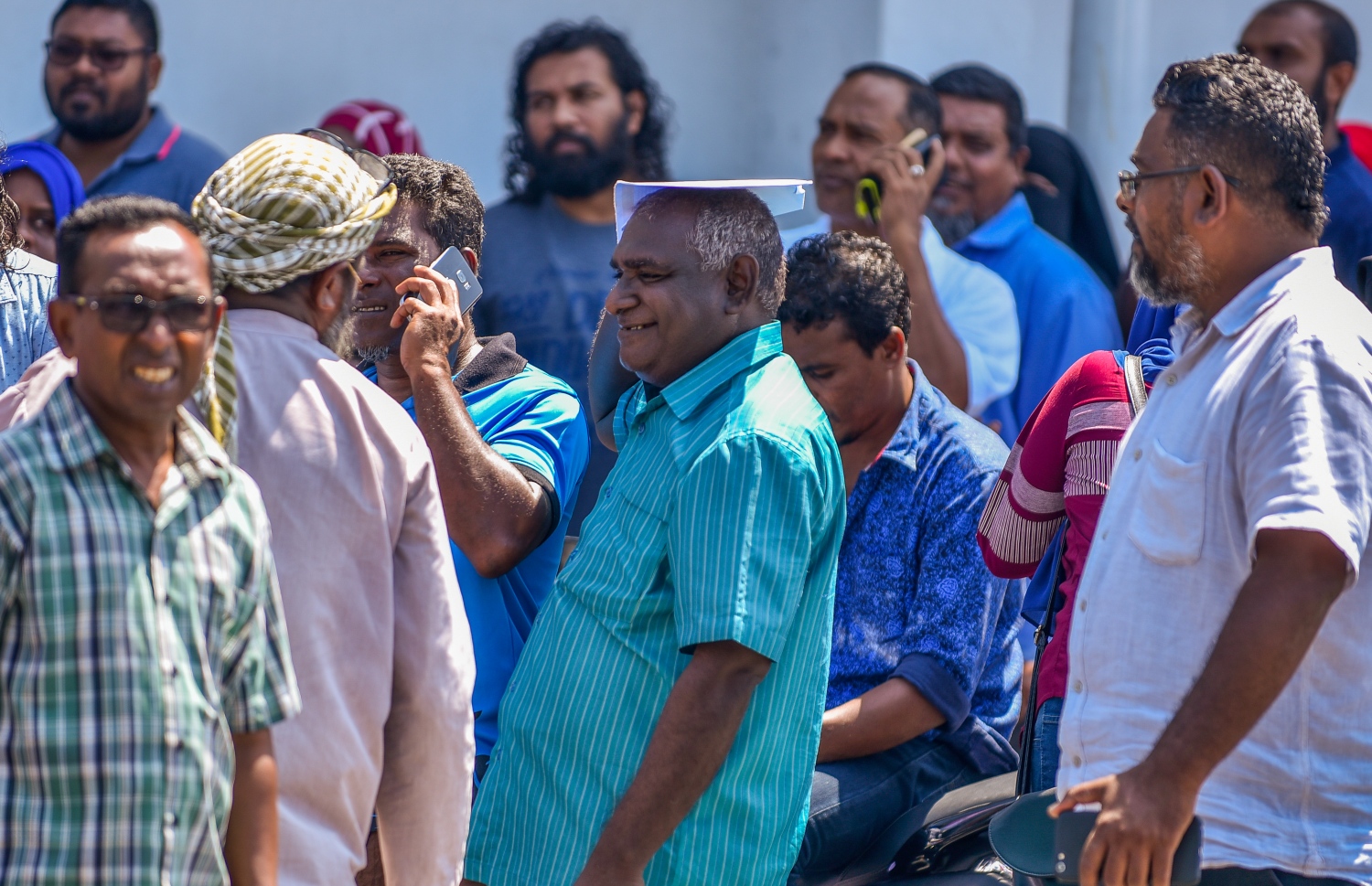 މާލެ: ނޮވެމްބަރު 17، 2018- "ހިޔާ މަޝްރޫއު" ދަށުން ފްލެޓް ލިބުނު މީހުން އެކަމުގެ ލިޔުން ހޯދަންހައުސިން މިނިސްޓްރީ ކައިރިއަށް އެއްވެފައި. ސަރުކާރު ބަދަލުވުމުގެ ކުރިން ލިޔުން ހަވާލުކުރާނެ ކަމަށް ބުނި ނަމަވެސް ވަގުތު ކުޑަތަންވި އިރު ވެސް އެތައް ސަތޭކަ ބަޔަކު ކިޔޫގައި، އެތައް އިރެއް ހޭދަކުރަން ޖެހުމުން އަންނަނީ ނުރުހުން ފާޅުކުރަމުން. ---ފޮޓޯ: އަހުމަދު ނިޝާތު/މިހާރު